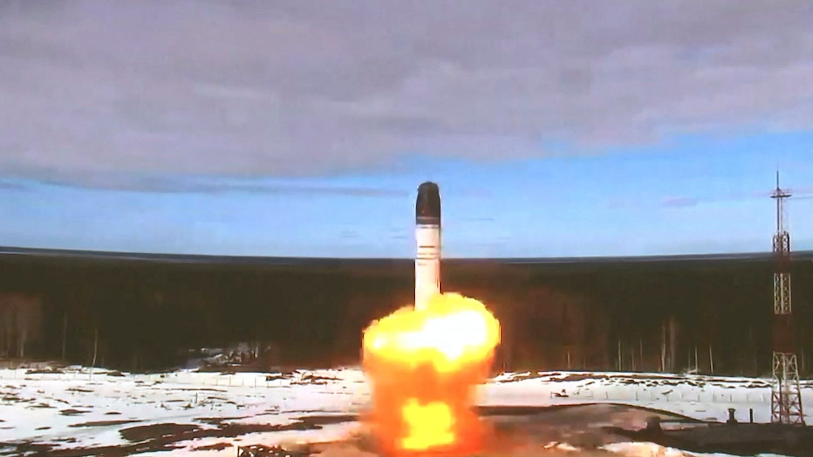 Die ballistische Interkontinentalrakete Sarmat wird während eines Tests auf dem Kosmodrom Plesetsk gestartet.