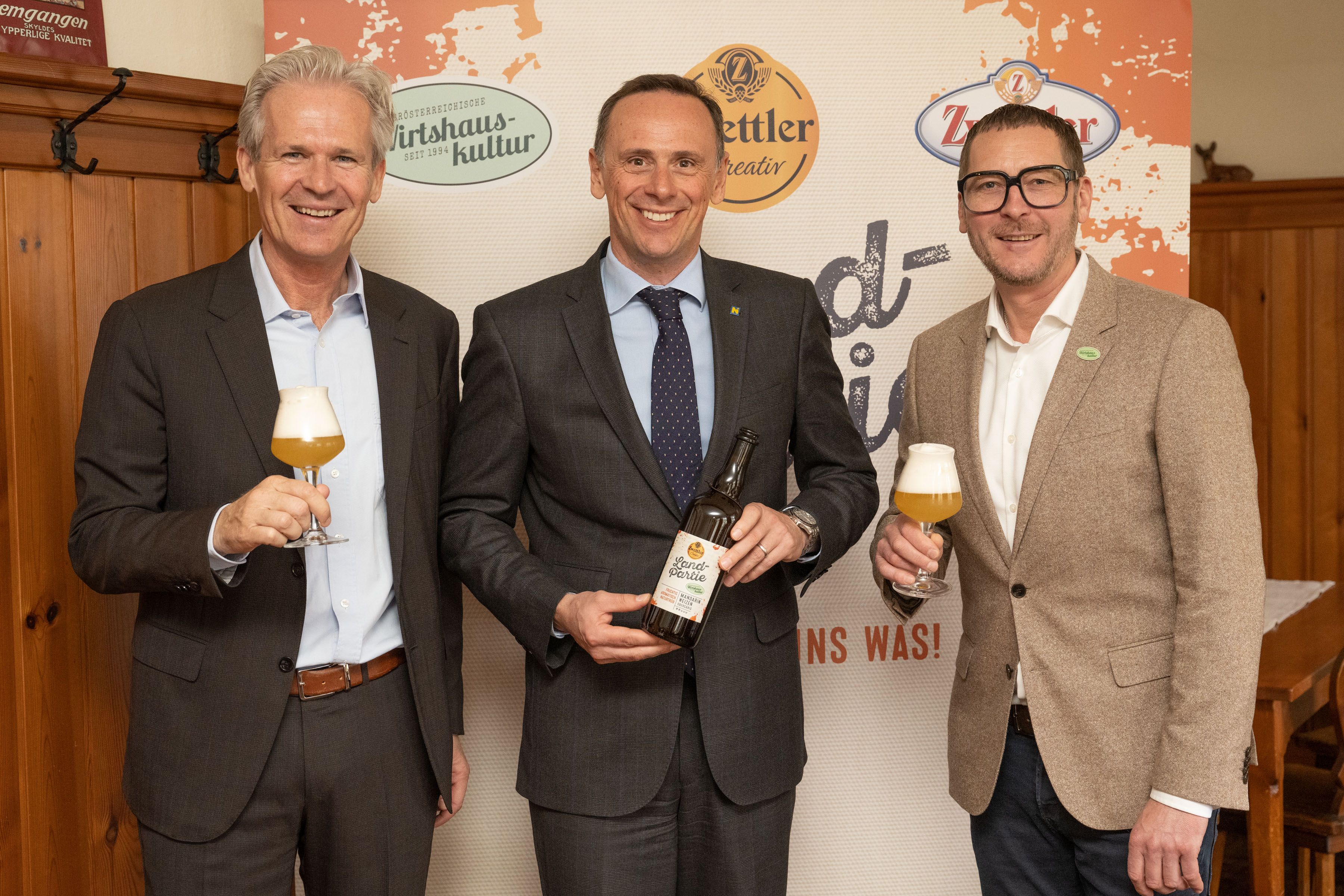 Karl Schwarz, Inhaber Privatbrauerei Zwettl, mit Jochen Danninger und Harald Pollak, Obmann NÖ Wirtshauskultur