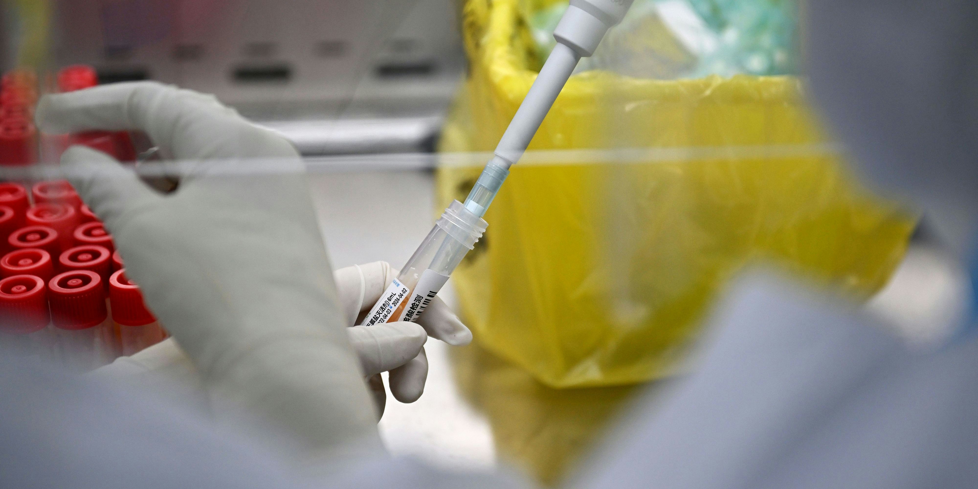 Download von www.picturedesk.com am 20.04.2022 (11:23).  (220408) -- HAIKOU, April 8, 2022 (Xinhua) -- A technician works at a nucleic acid testing laboratory in Haikou, capital of south China's Hainan Province, April 7, 2022. The nucleic acid testing laboratory was put into operation on March 25 and can handle 80,000 sample tubes per day. (Xinhua/Guo Cheng).Xinhua News Agency / eyevine :...http://. - 20220407_PD19863 - Rechteinfo: Rights Managed (RM)