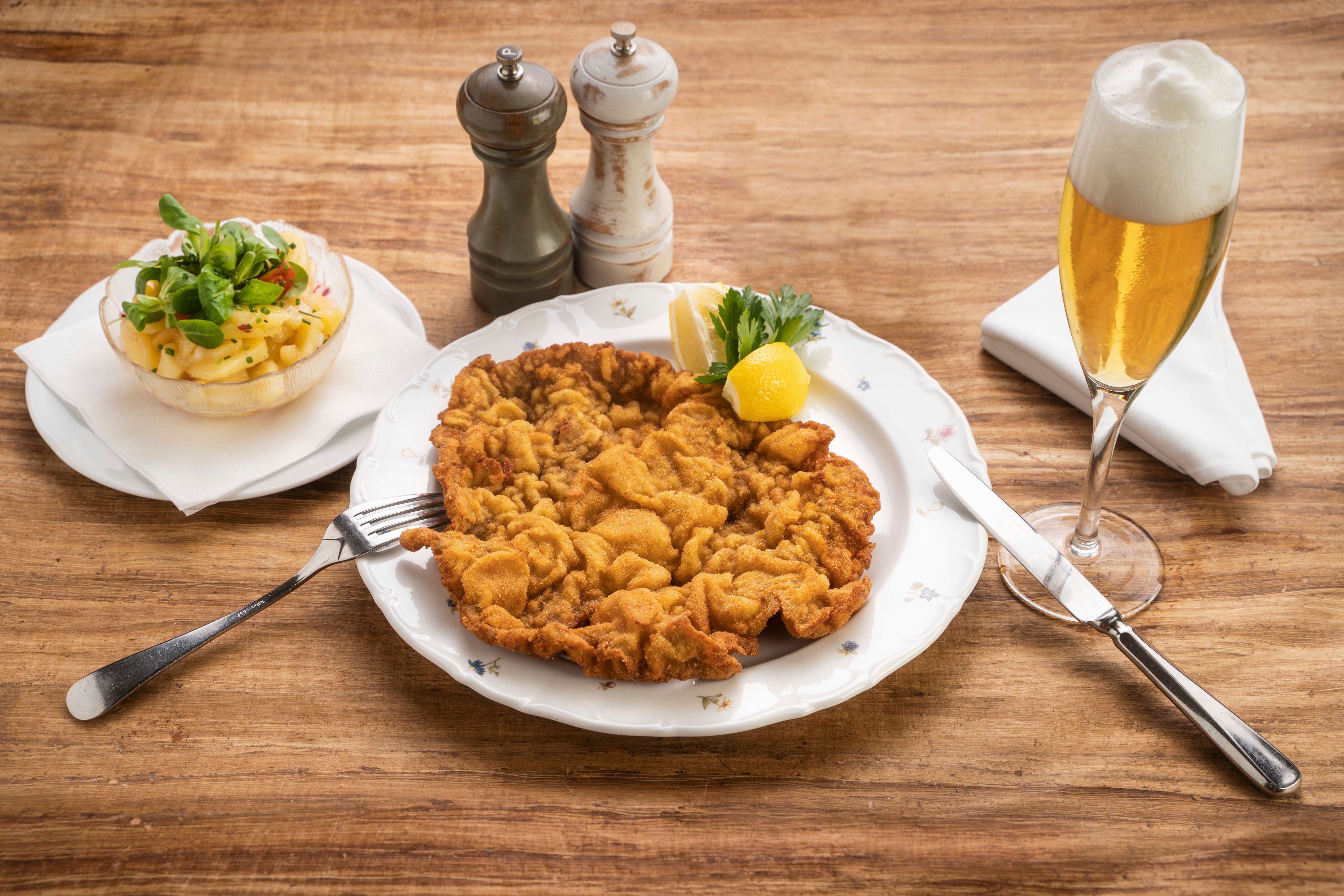 Ein Wiener Schnitzel vom Schwein und ein kleines Bier könnte es beim Wirten bald nur mehr um 20 Euro oder mehr geben. (Symbolbild)