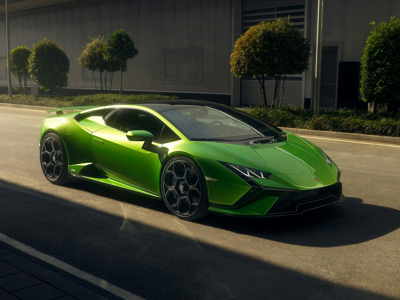 Eine verbesserte Aerodynamik ändert auch leicht die Optik des neuen Lamborghini Huracan Tecnica.