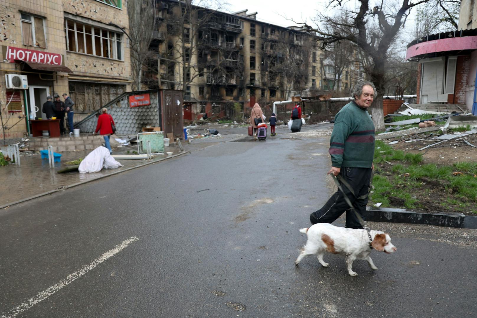 Der ukrainische Präsident Wolodimir Selenski sieht die Lage in Mariupol weiter als "so schwierig wie nur möglich." Die russische Armee blockiere alle Versuche, humanitäre Korridore zu organisieren.