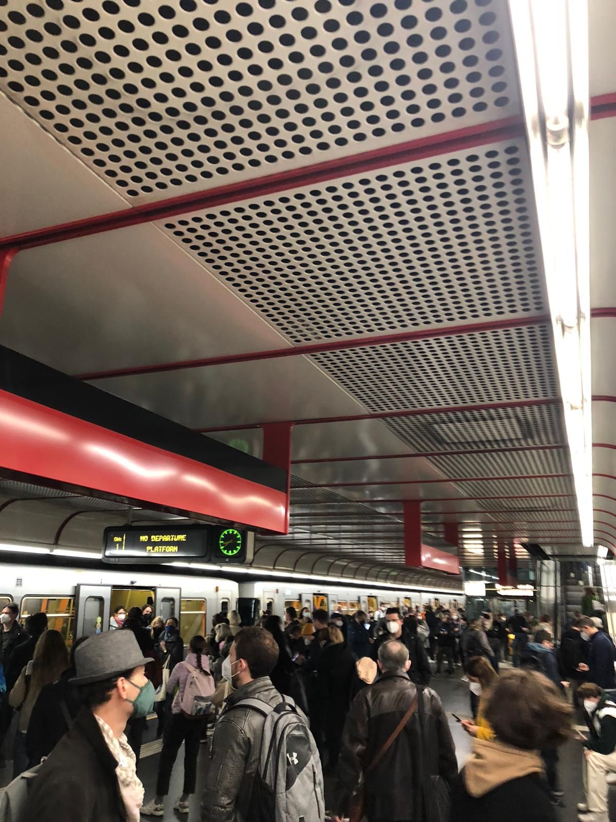 Seit etwa 8.15 Uhr sorgt eine Störung für Probleme in der U1.