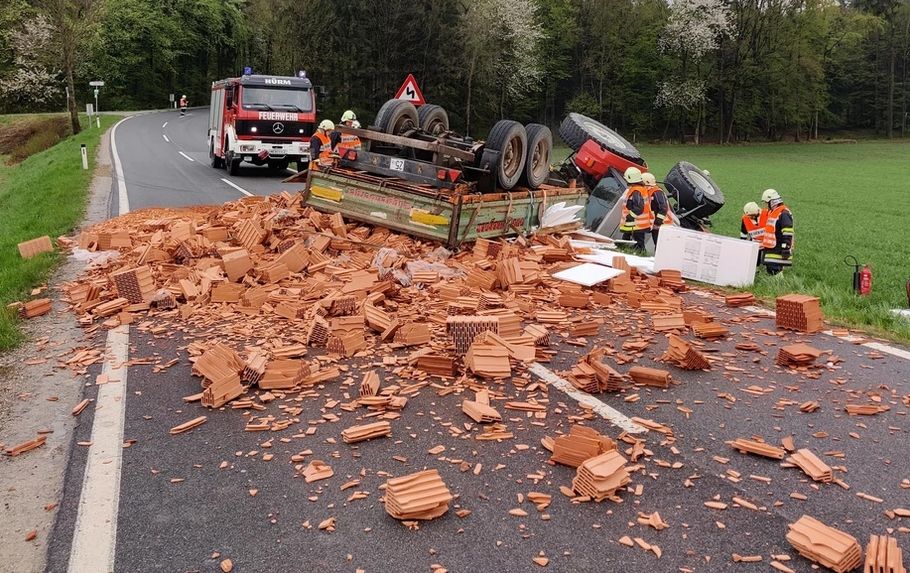 Der Traktor landete neben der Straße, der Ziegel-Hänger kippte um.
