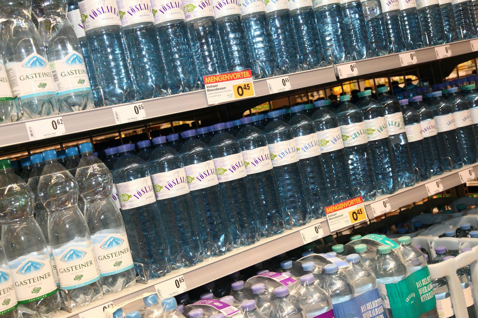 Herkömmliche Vöslauer Mineralwasser PET-Flaschen in einem österreichischen Supermarkt. (Symbolbild)