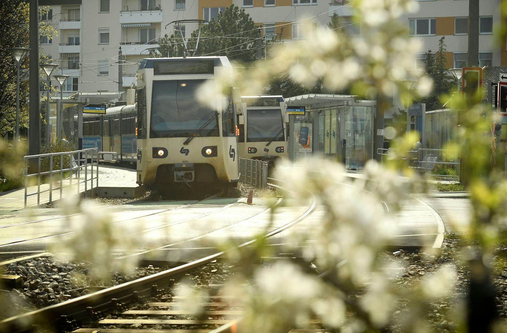 Wer mit der Badner Bahn statt mit dem Auto von Baden nach Wien fährt, spart sich pro Jahr rund 1.000 Euro, wird betont.