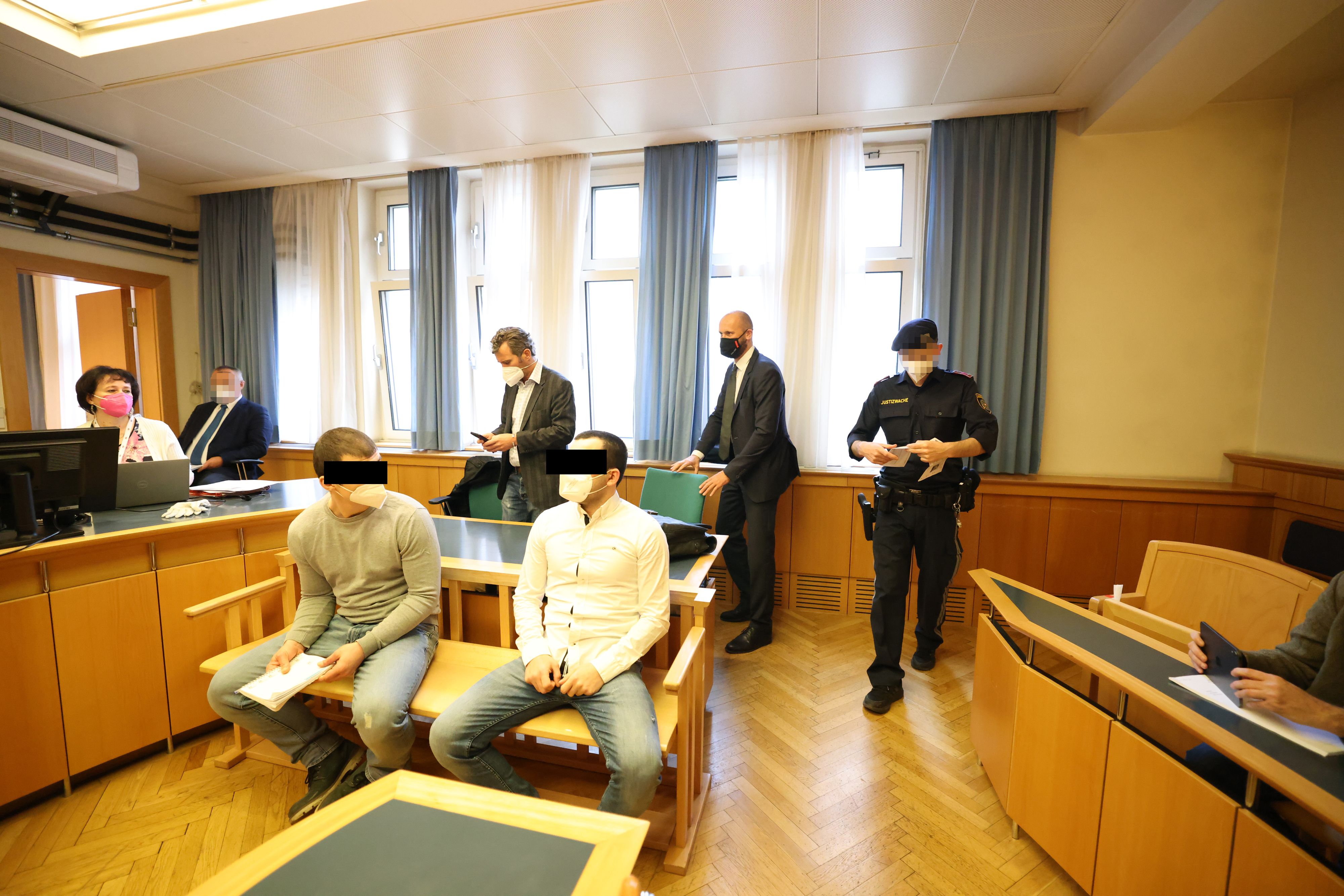 Die Angeklagten behaupteten vor Gericht, dass sie sich nicht kennen.