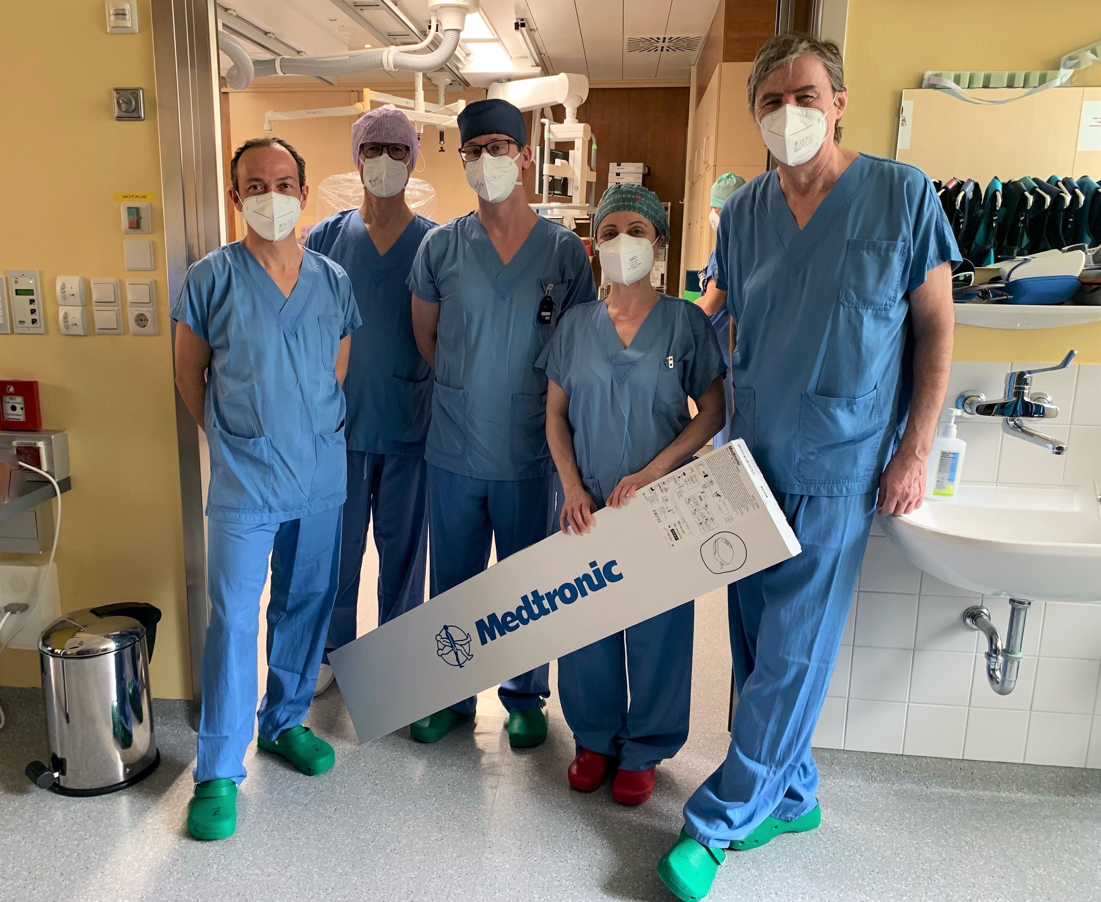 Die Ärzte Karim Alexander Saleh (Kardiologische Abteilung Kepler Universität Linz), Hubert Rogenhofer (Stv. Ärztlicher Direktor und Leiter Anästhesie), Simon Papai (FA für Innere Medizin und Kardiologie), Sonia Moldovan (FÄ für Innere Medizin und Kardiologie) und Christian Eppacher (Firma Medtronic) im Herzkatheterlabor im Zuge der ersten erfolgreichen sondenlosen Schrittmacherimplantation im Mostviertel