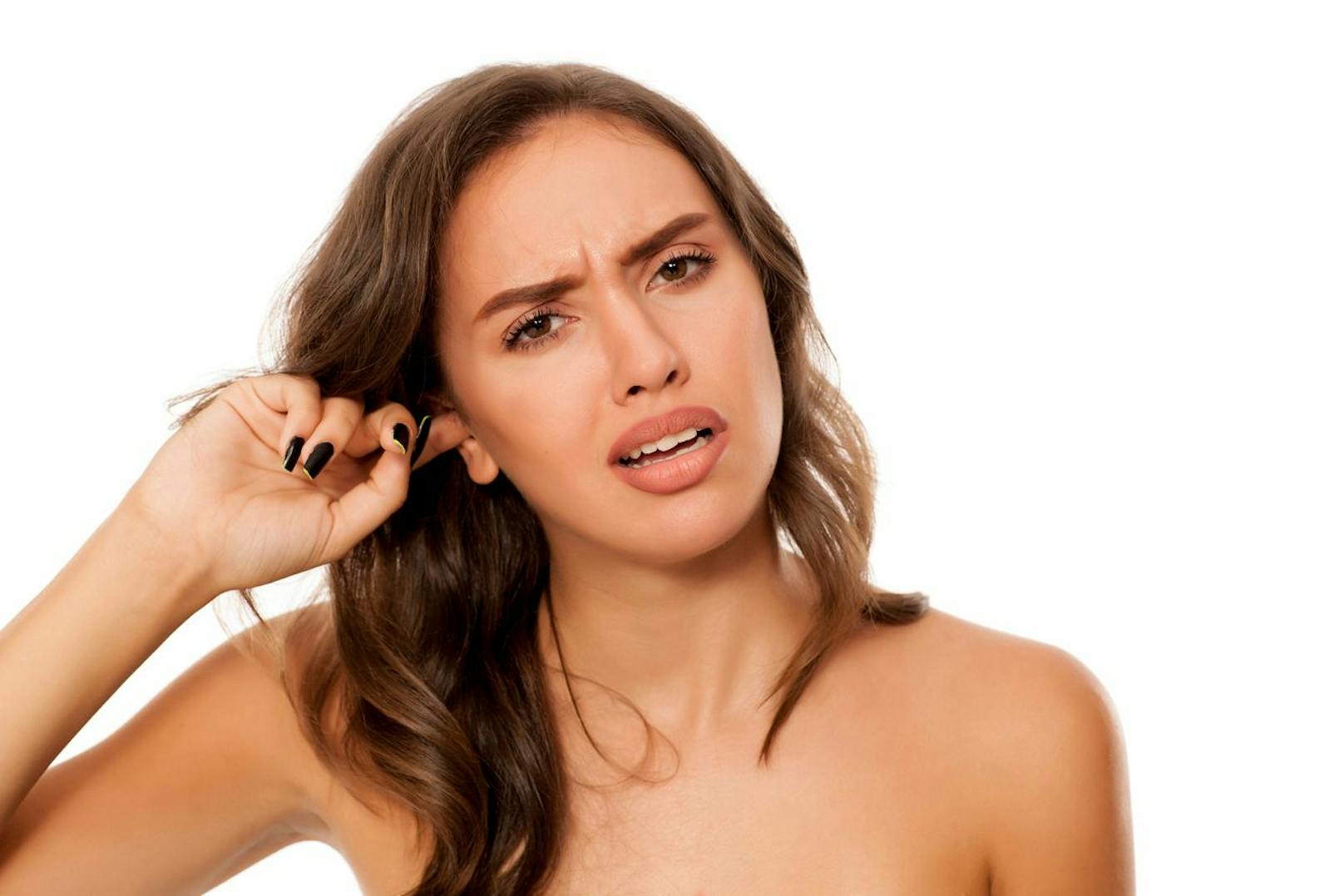 Was in deinem Ohr passiert ist vergleichbar mit dem sogenannten Kamin-Effekt. Es entsteht nämlich ein Unterdruck, der durch die aufsteigende Hitze ausgelöst wird. Dieser Unterdruck führt dazu, dass der Ohrenschmalz aus deinem Ohr kommt.
