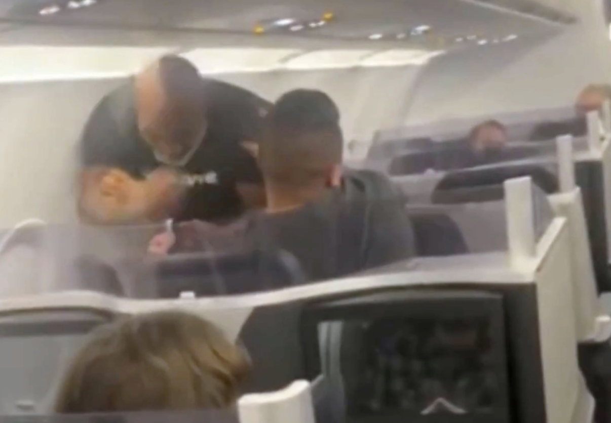 Mike Tyson schlägt einen nervigen Fluggast.