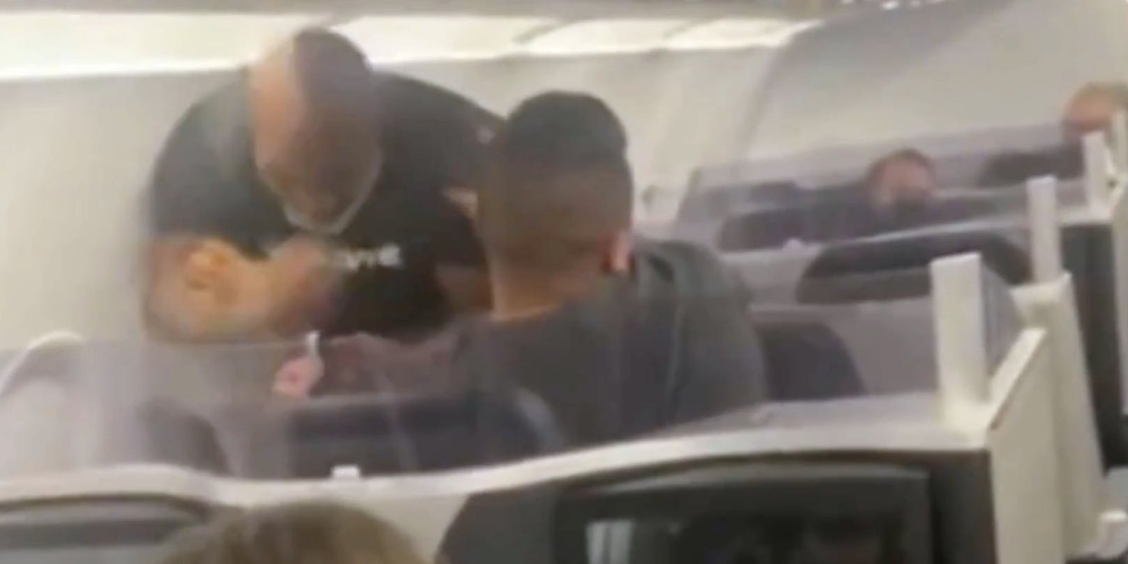 Mike Tyson schlägt einen Fluggast.