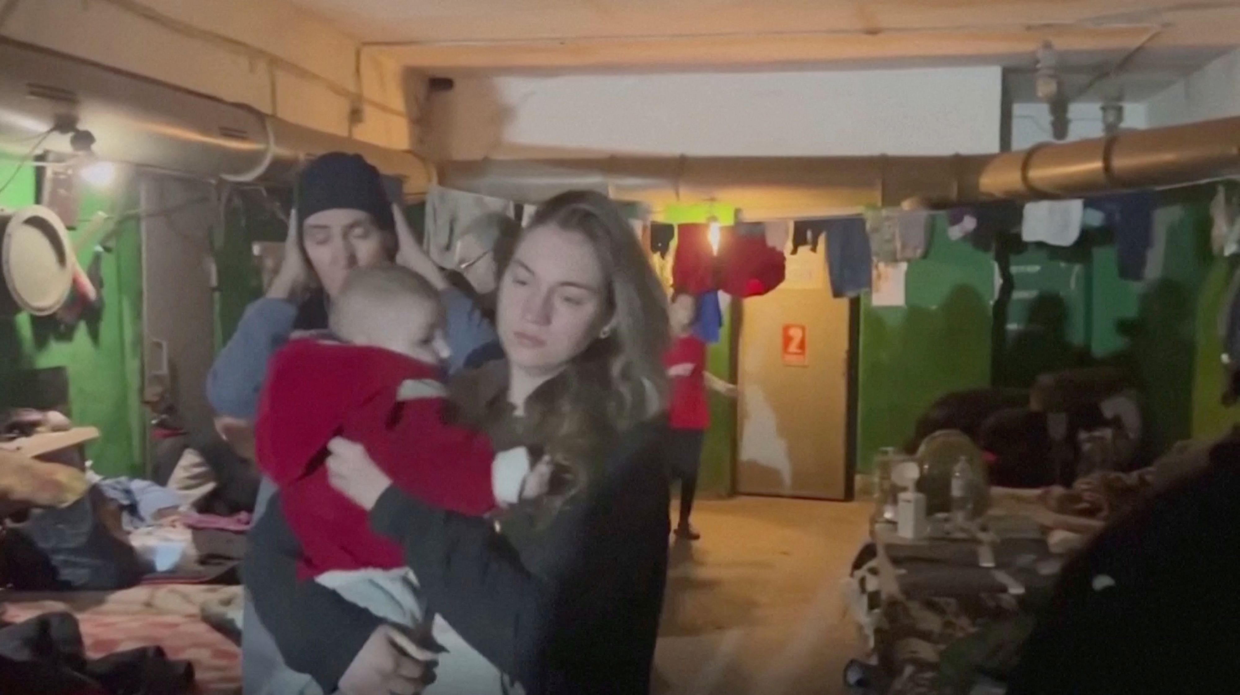 Eine Mutter mit ihrem Baby im Stahlwerk