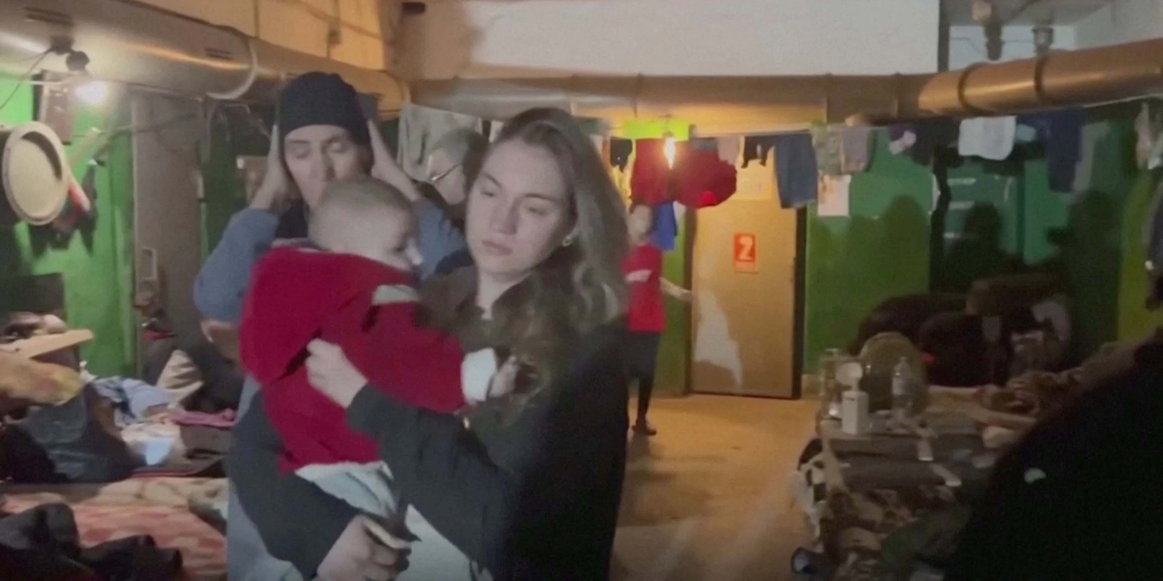 Eine Mutter mit ihrem Baby im Stahlwerk