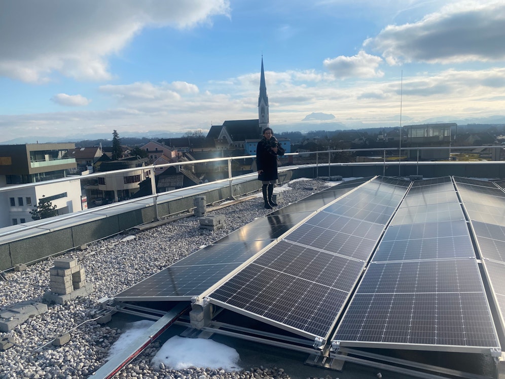 Die Bürgermeisterin Doris Staudinger neben einer Photovoltaikanlage in der Stadtgemeinde Schwanenstadt.