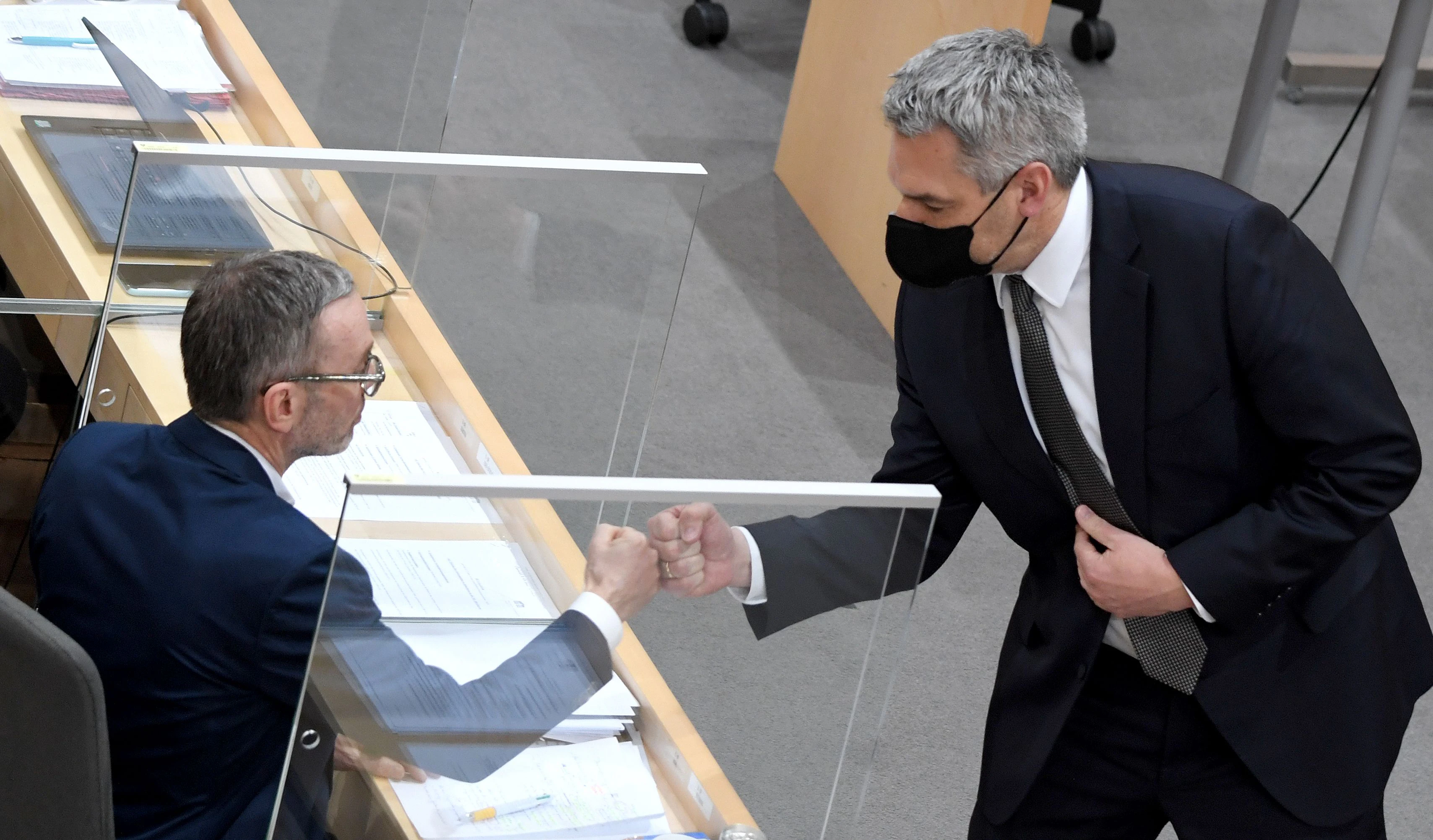 FPÖ-Chef Kickl (hier im Bild mit Kanzler Nehammer) kritisiert die Regierung.