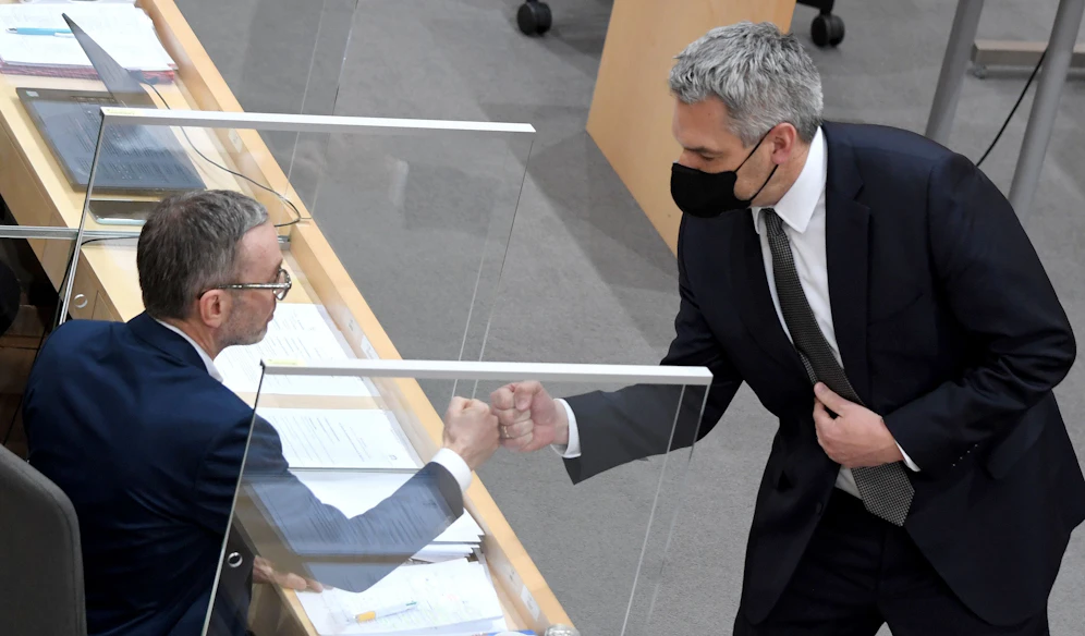FPÖ-Chef Kickl (hier im Bild mit Kanzler Nehammer) kritisiert die Regierung.