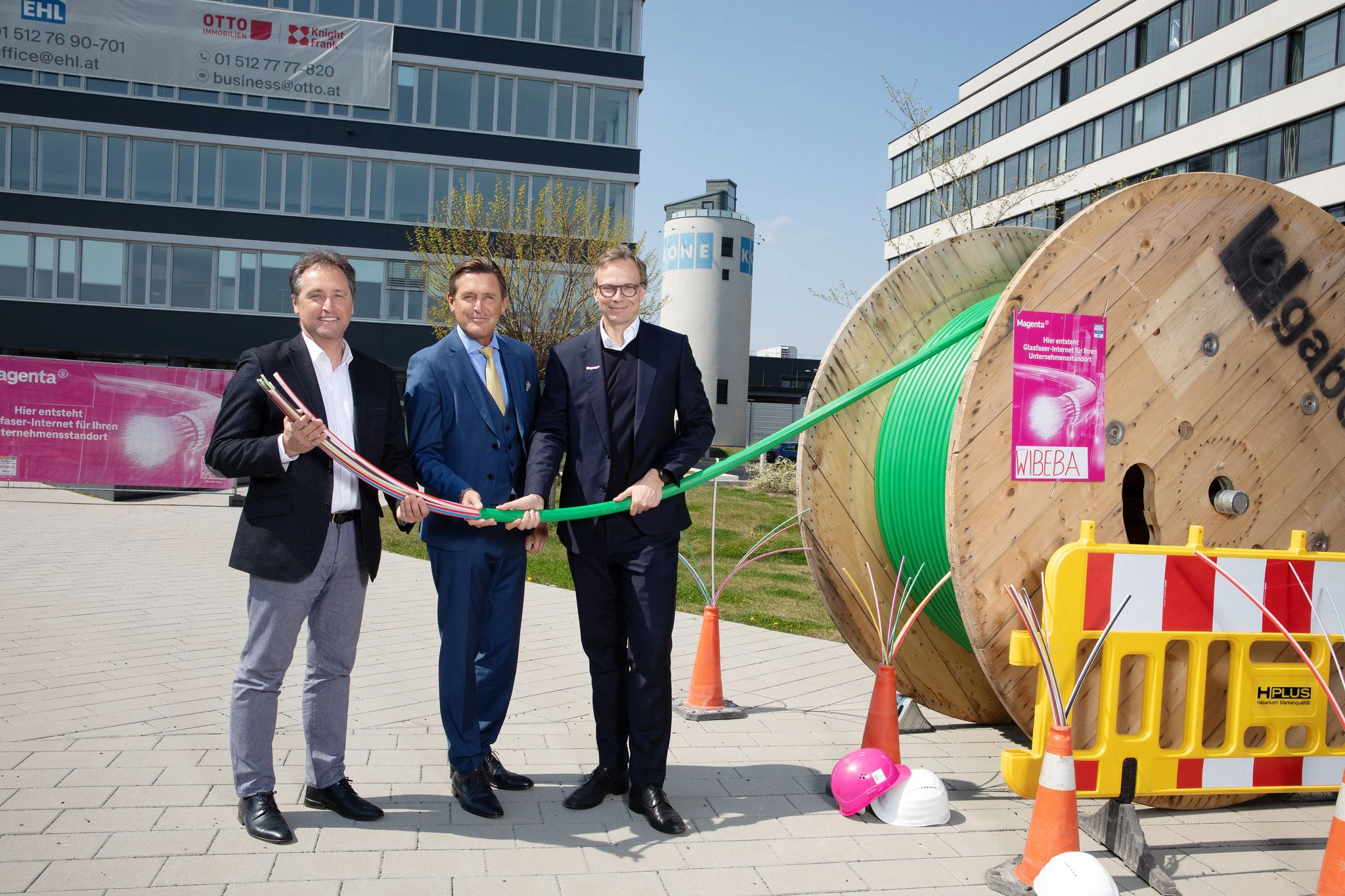 Magenta Telekom CCO Business Werner Kraus mit Wiener Wirtschaftsstadtrat Peter Hanke und Magenta Telekom CEO Andreas Bierwirth.