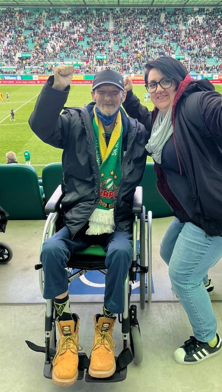 Für Rudi (57) ging ein Herzenswunsch in Erfüllung: Der Rapid-Fan durfte sich ein letztes Match im Stadion ansehen.