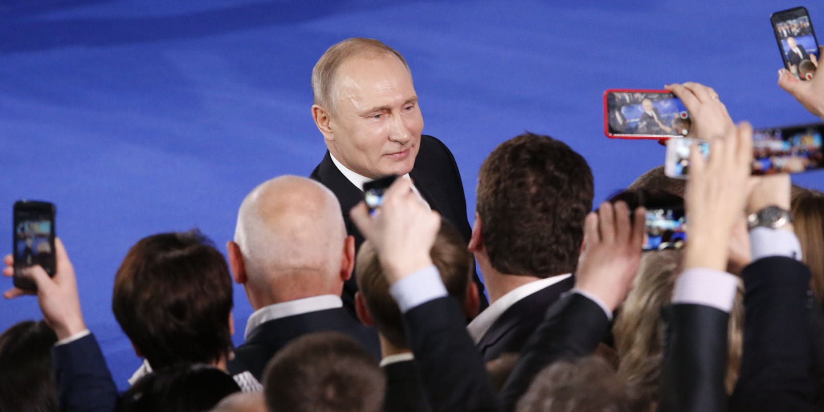 Fans jubeln Putin zu (Archivfoto 2017)