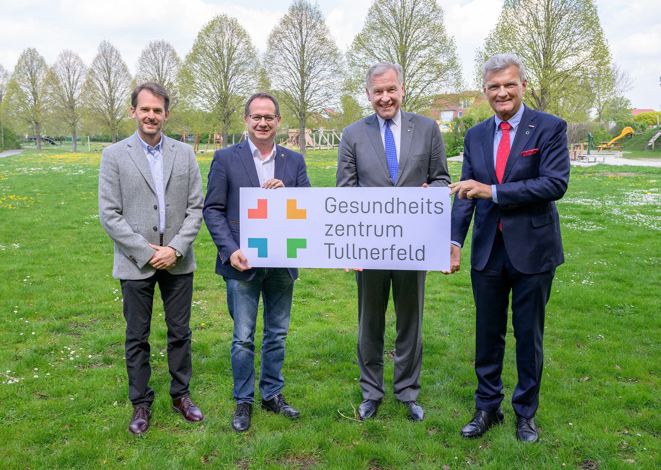 Drei Ärzte aus drei benachbarten Gemeinden führen ihre Ordinationen zusammen und starten kommendes Jahr ein neues Primärversorgungszentrum im Tullnerfeld.  Darunter Dr. Michael Kaiblinger, Arzt in Judenau-Baumgarten,  im Bild mit Bürgermeister Georg Hagl aus Judenau-Baumgarten, Landesrat NÖGUS-Vorsitzender Martin Eichtinger und Norbert Fidler, Vorsitzender des Landesstellenausschusses der Österreichischen Gesundheitskasse in Niederösterreich.  