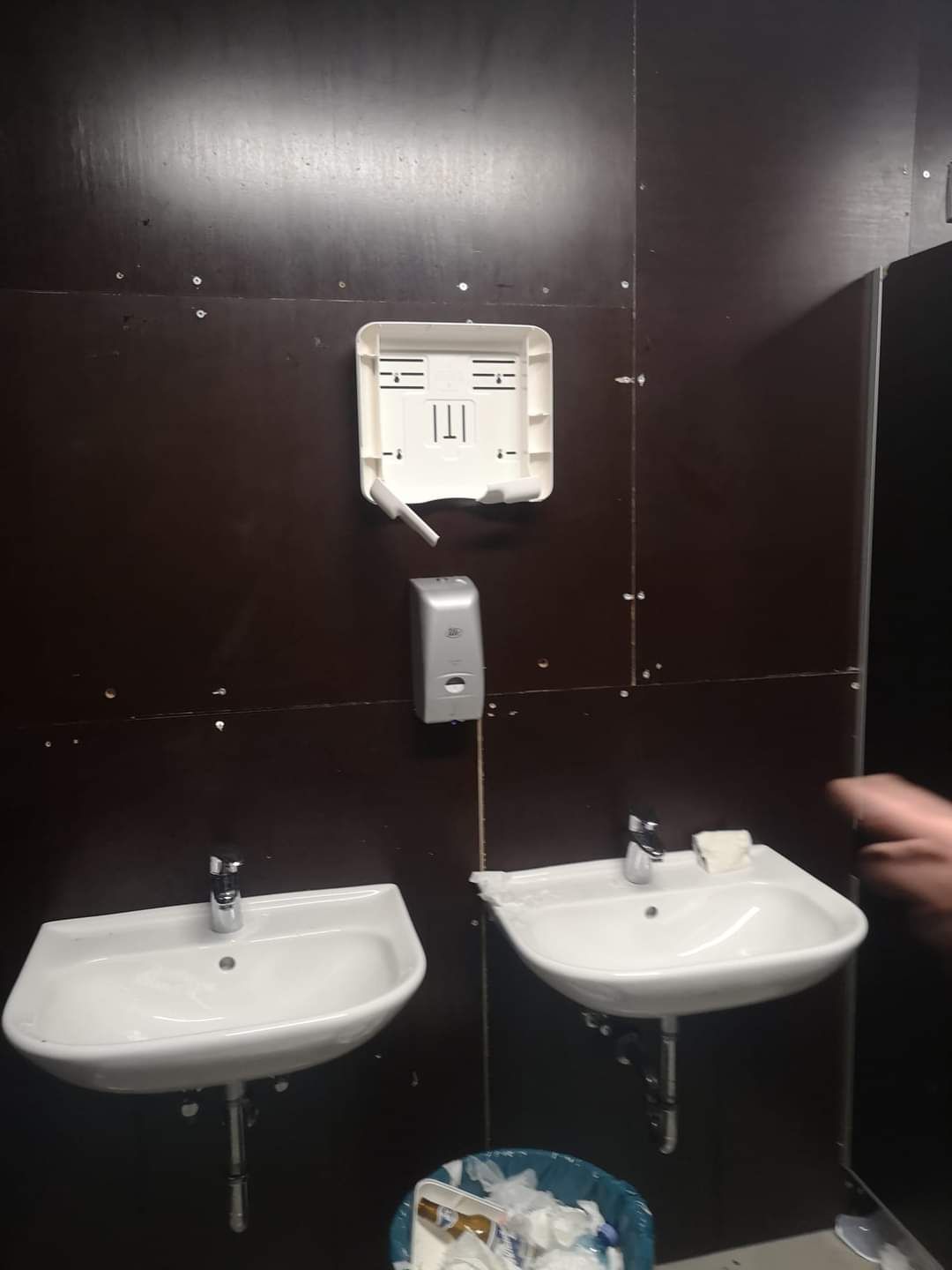 Unbekannte haben nach einer Veranstaltungen die komplette WC-Anlage zerstört.