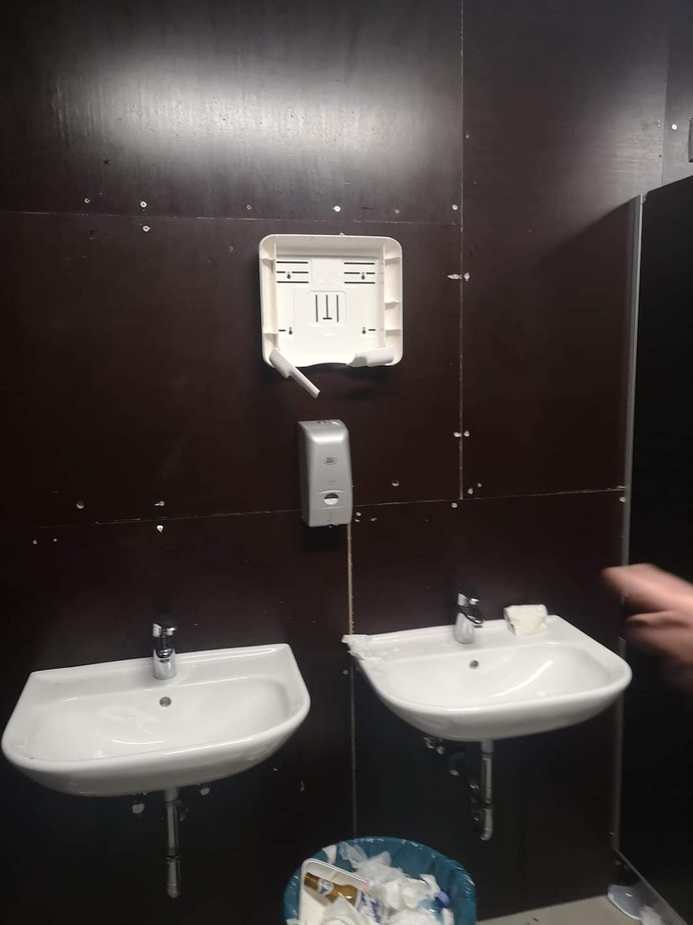 Unbekannte haben nach einer Veranstaltungen die komplette WC-Anlage zerstört.