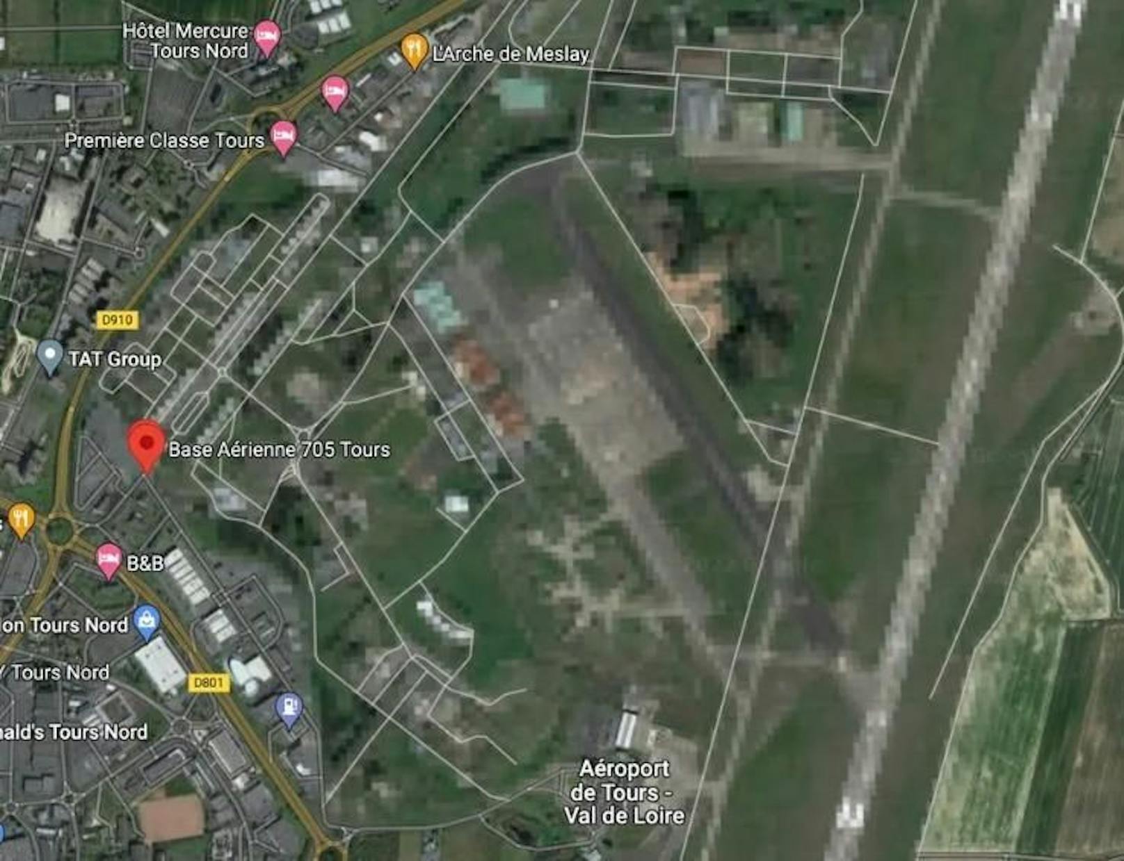 Allerdings ist es auch nichts Außergewöhnliches, dass Google Satellitenbilder bei dem Kartendienst Maps, oder Aufnahmen bei Street View verpixelt. So etwa in Frankreich: So sieht die Base Aérienne 705, ein Stützpunkt der Luftwaffe in Tours, aus.