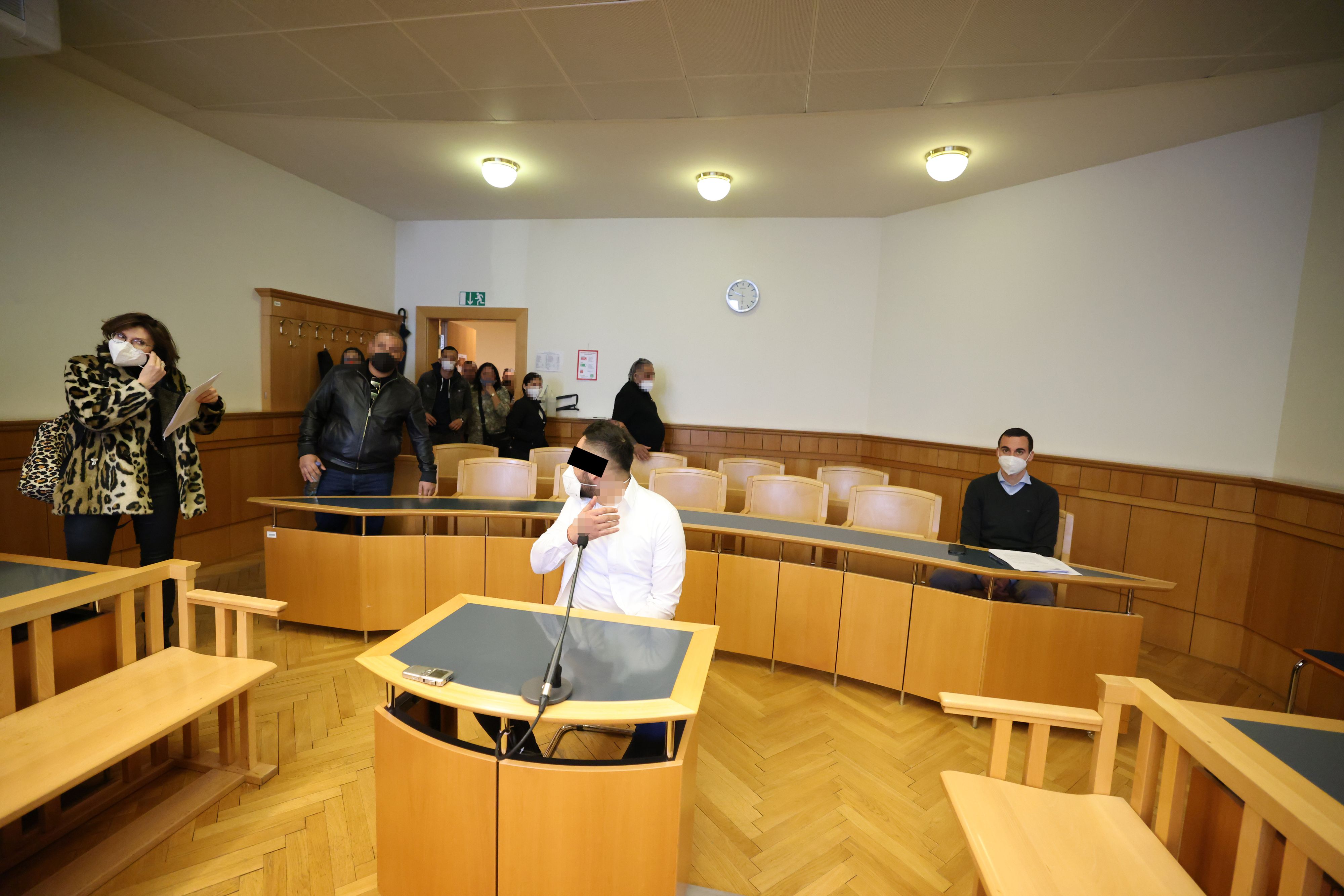 Der von Astrid Wagner (l.) verteidte Arbeitslose wurde im Saal von Angehörigen unterstützt.