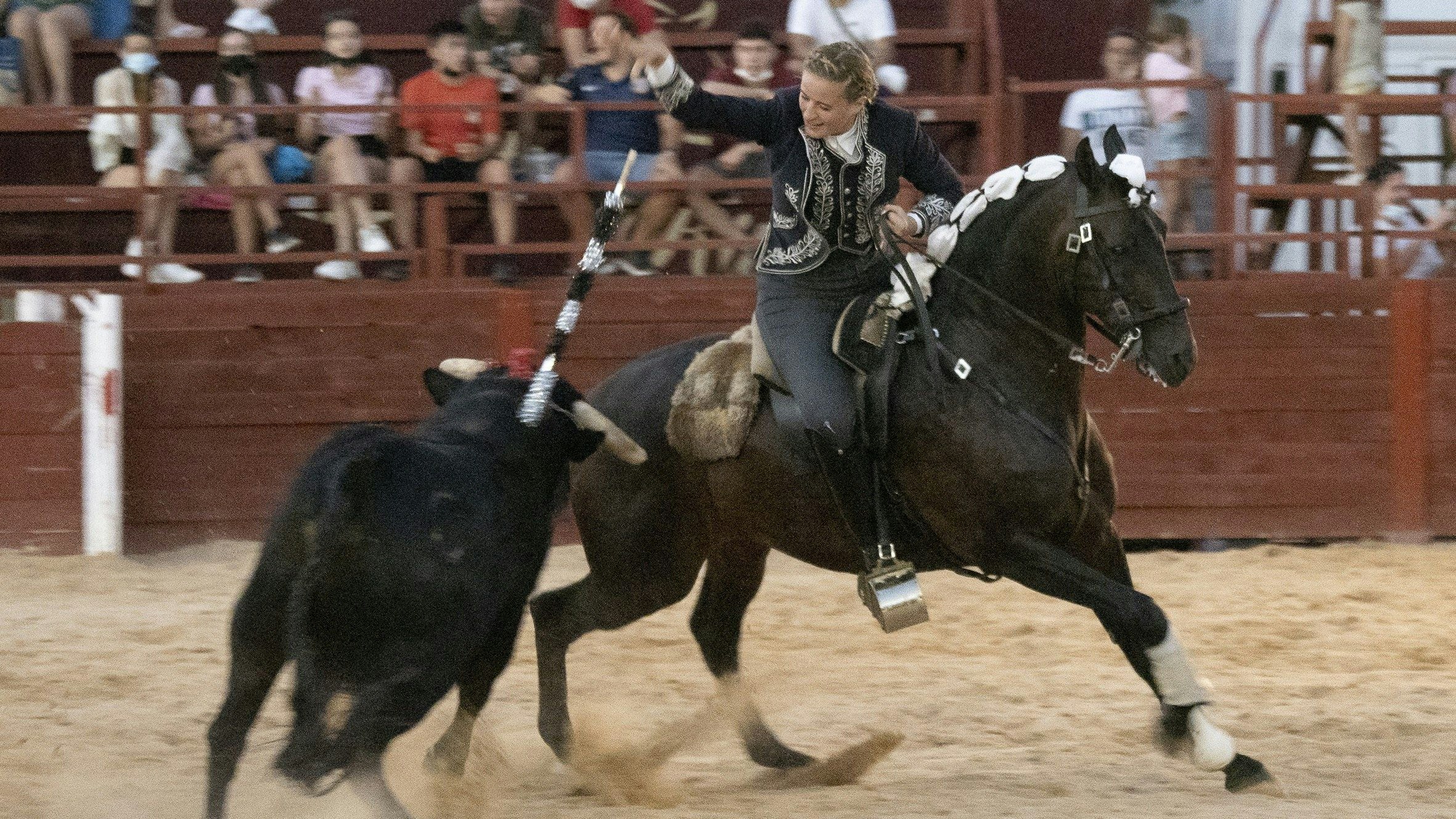 Clara Sofie Kreutter ist die erste deutsche Stierkämpferin und erlegte im August 2021 in einer spanischen Arena zwei Stiere. 