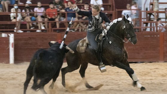 Clara Sofie Kreutter ist die erste deutsche Stierkämpferin und erlegte im August 2021 in einer spanischen Arena zwei Stiere. 