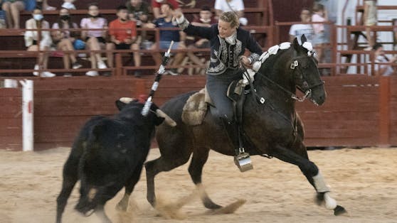Clara Sofie Kreutter ist die erste deutsche Stierkämpferin und erlegte im August 2021 in einer spanischen Arena zwei Stiere.