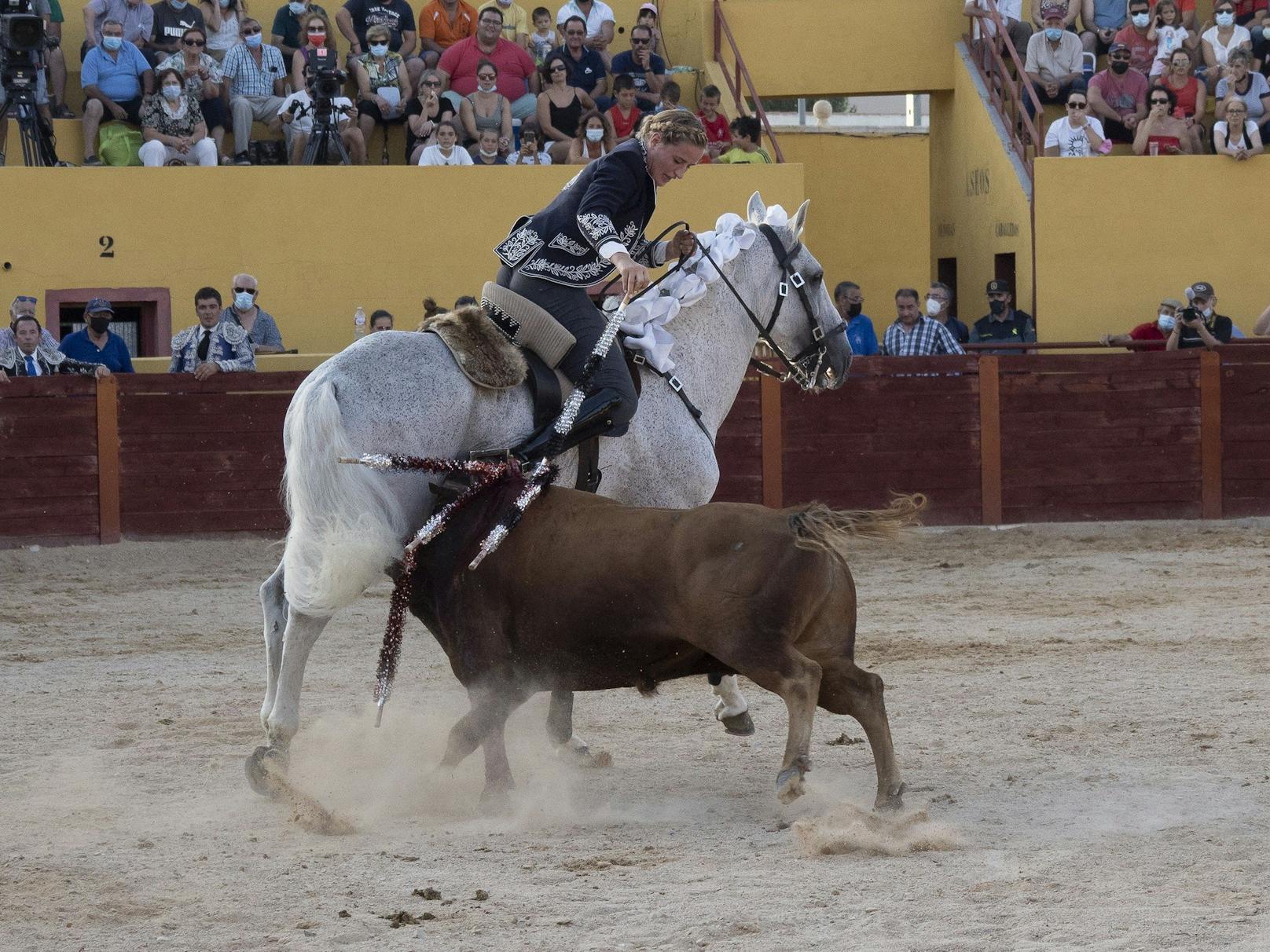 Am 16. August 2021 kämpfe die Deutsche Clara Sofie Kreuter als erste deutsche Stierkämpferin in Ledana (Spanien) um den Sieg. 