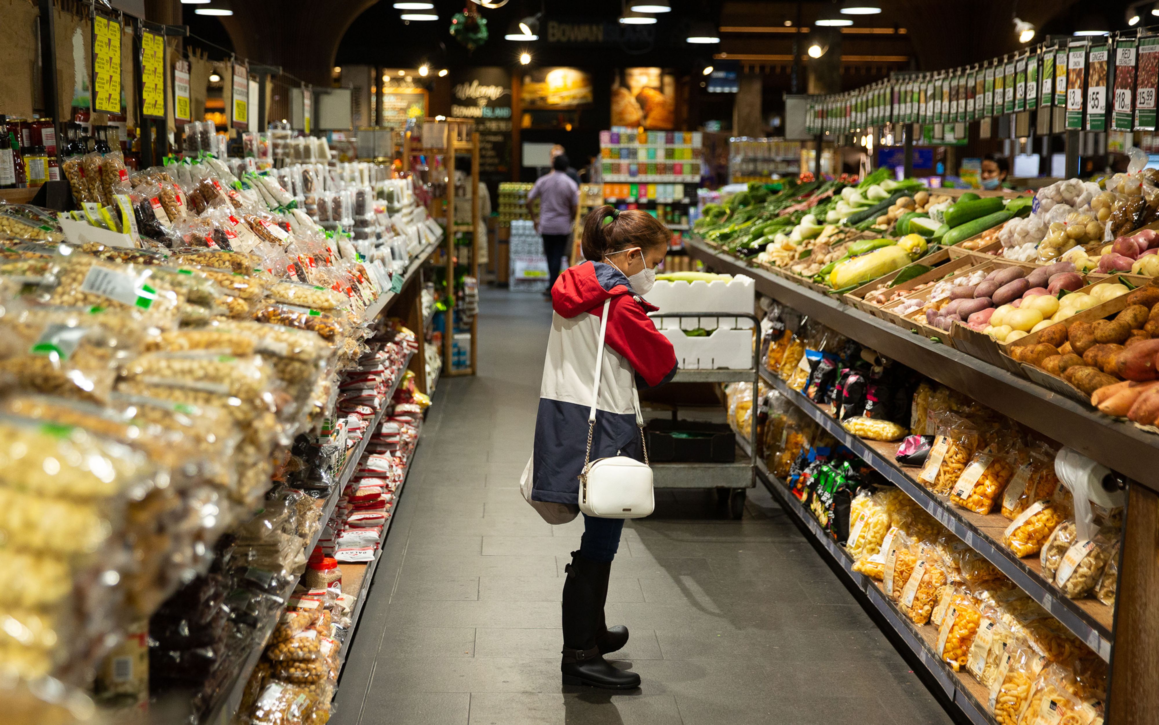 Download von www.picturedesk.com am 21.04.2022 (16:19).  (220407) -- SYDNEY, April 7, 2022 (Xinhua) -- People shop at a supermarket in Sydney, Australia, on April 7, 2022 As inflation begins to creep up in Australia, families and individuals across the nation have begun to feel the sting in their weekly trips to the supermarket A recent analysis by financial research firm, Morningstar, has shown that food price inflation in Australia has begun to heat up as demand surges in the face of household uncertainty around inflation. (Photo by Hu Jingchen/Xinhua).Xinhua News Agency / eyevine :...http://. - 20220407_PD7116 - Rechteinfo: Rights Managed (RM)