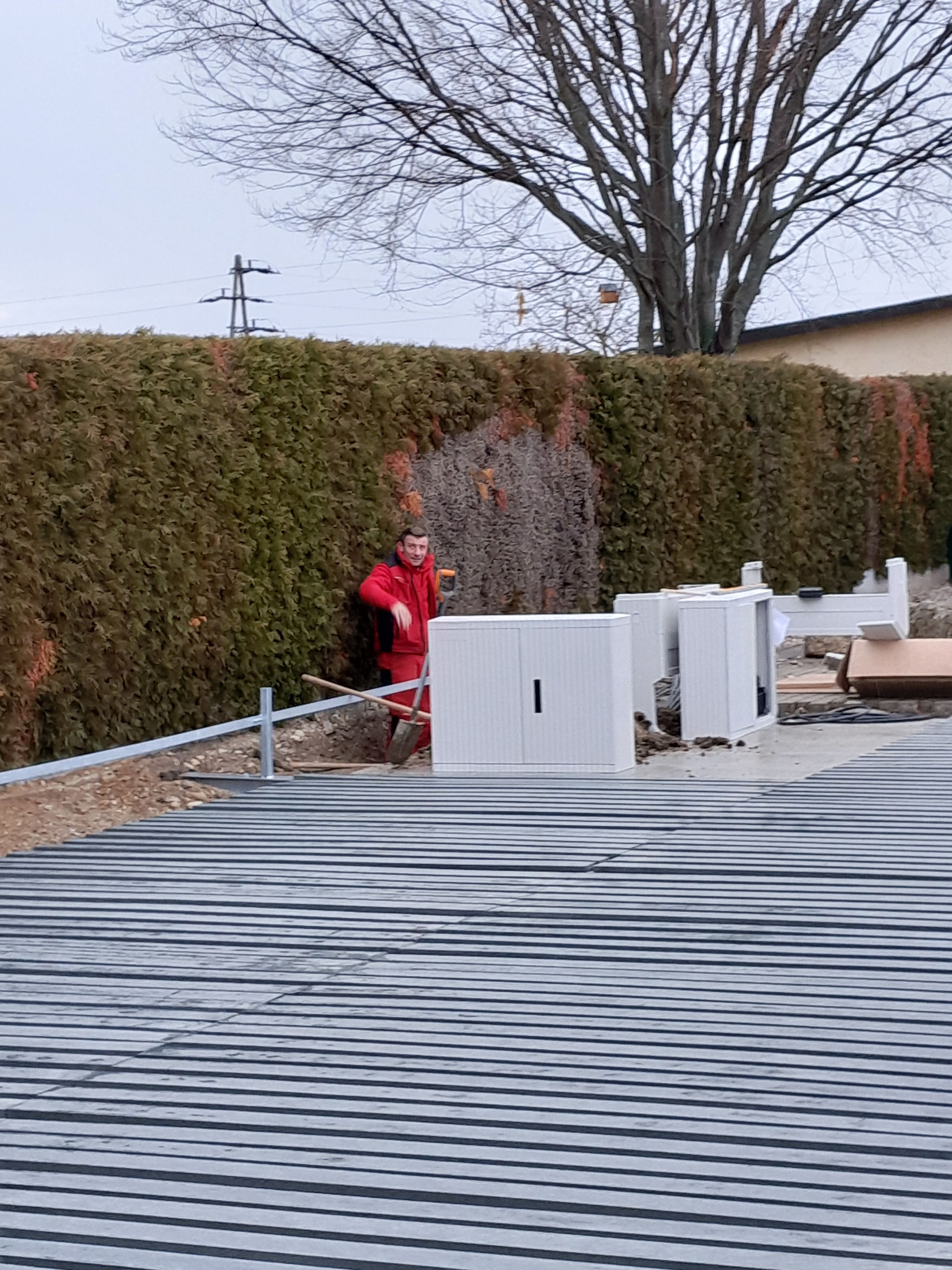 Bei solaren Geh- und Fahrwegen sowie solaren Parkplätzen werden die PV-Elemente horizontal in bzw. auf der Fahrbahn angebracht, wodurch sich eine unkonventionelle Art der Ausrichtung und Montage von PV-Modulen ergibt.&nbsp;