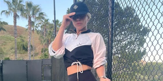 Lady Gaga schwingt den Tennisschläger in einem Sweater aus der "Palmers x Marina Hoermanseder"-Kollektion.