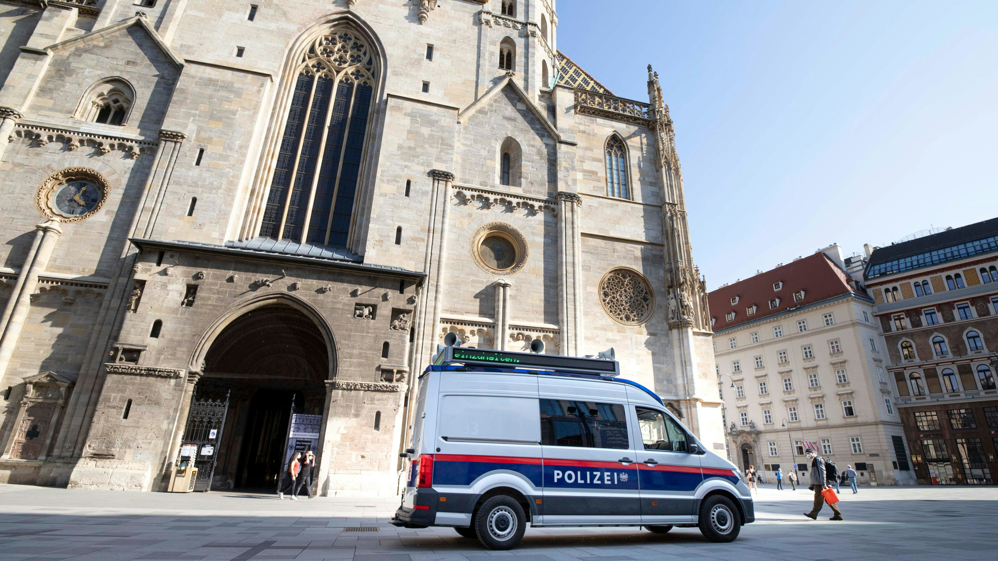 Download von www.picturedesk.com am 21.04.2022 (19:23).  Seit heute, 1. April 2021, gilt im Osten Österreichs ein harter Lockdown. Im Zuge dessen gilt auch an manchen öffentlichen Orten auch im Freien eine FFP2 Maskenpflicht. Im Bild: Ein Fahrzeug der Wiener Polizei macht mit Lautsprechern auf die Maskenpflicht aufmerksam und kontrolliert die Einhaltung dieser. Wien, Österreich. 01.04.2021 // First day in the new lock down in eastern Austria. There are public places were it is mandatory to wear FFP2 masks also outdoors. Picture: Police car with speakers asks the citizens to wear facemask in this area. Austria. April 1st, 2021. - 20210401_PD5458 - Rechteinfo: Rights Managed (RM)