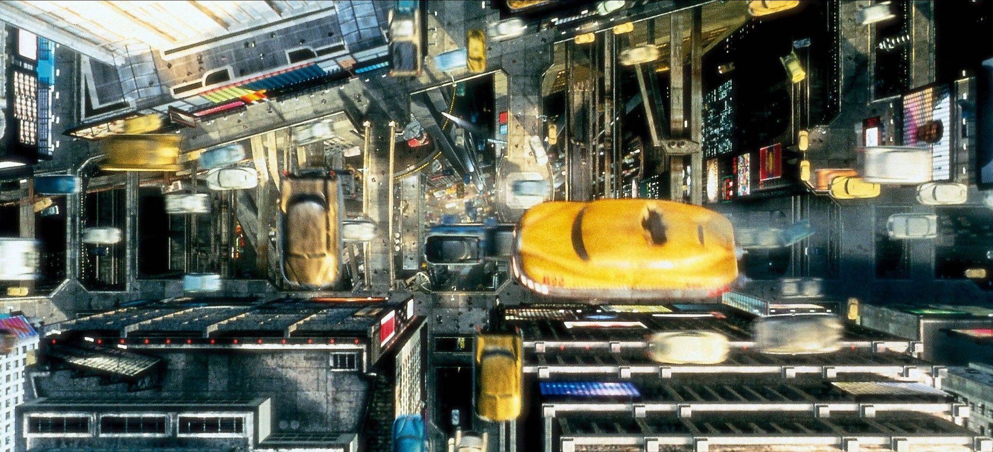 Bereits 1997 zeichnete Regisseur Luc Besson im Film «Fifth Element» mit dem Konzept von selbstfahrenden (und selbstfliegenden) Autos. Die Hauptrolle verkörperte Bruce Willis. Er sass noch selber hinter dem Steuer seines Gefährts.