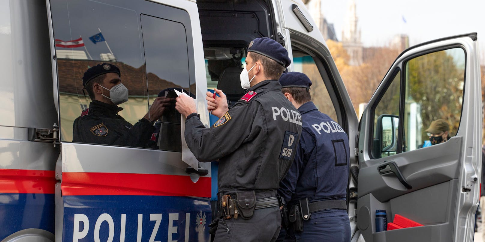 im Foto: Die "echte" Wiener Polizei im Einsatz (Archivfoto). Mit einem perfiden Plan überfielen Diebe eine Ukrainerin in Wien.