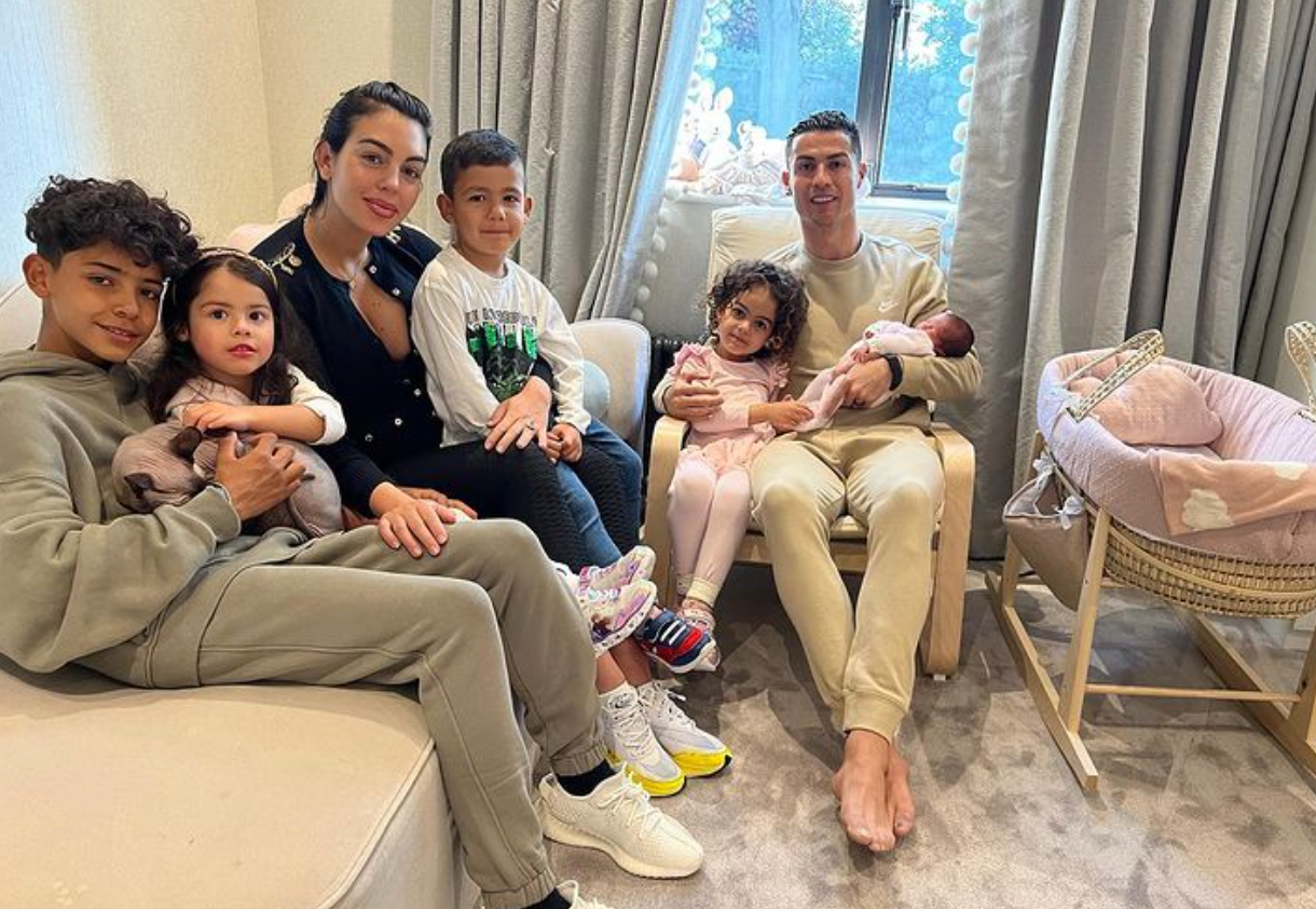 Cristiano Ronaldo hält sein Babymädchen im Arm.
