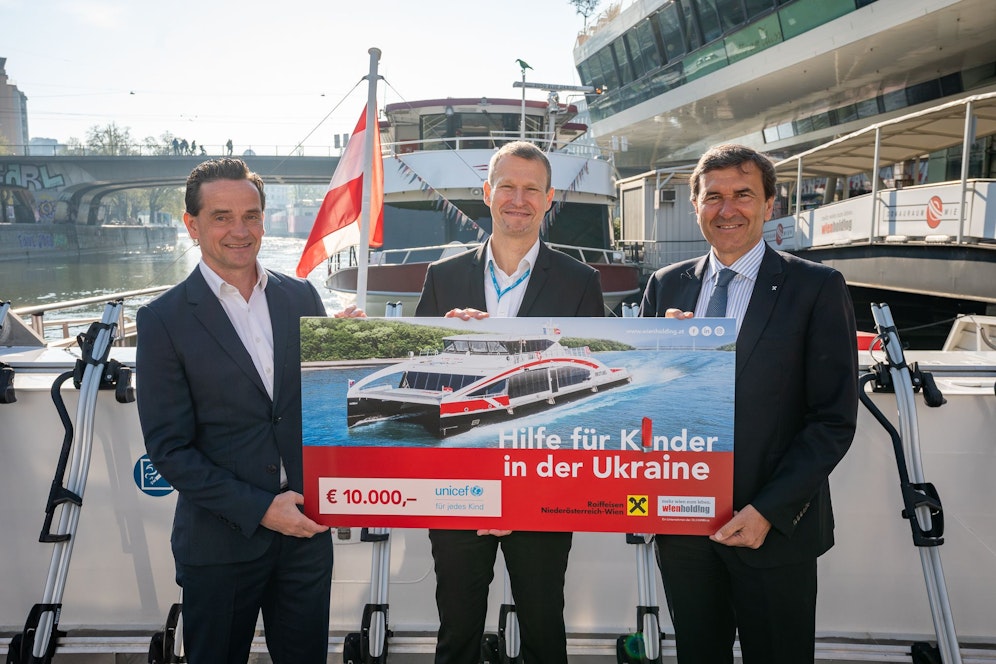 Wien Holding-Chef Kurt Gollowitzer (l.) und der Generaldirektor-Stellvertreter der Raiffeisenlandesbank Niederösterreich-Wien, Reinhard Karl (r.) übergaben den Spendenscheck an Christoph Jünger vom Kinderhilfswerk UNICEF. 