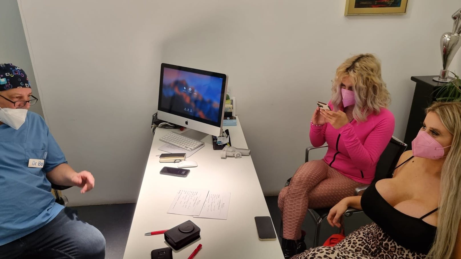 Jessy Bunny (re.) hat sich mit Busenfreundin Vienna bei ihrem Beauty-Doc Dr. Bo in Wien die Lippen aufspritzen lassen. <em>"Heute"</em> durfte die beiden Social-Media-Stars begleiten.