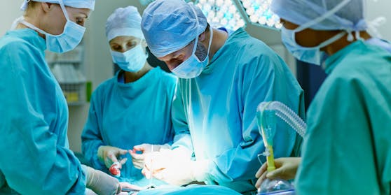 Ein Patient wird operiert (Symbolfoto)