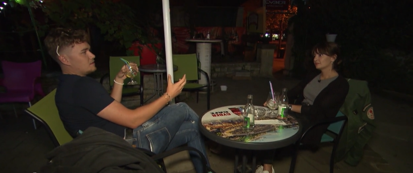 Lucja reicht es und sie verlässt das Lokal.