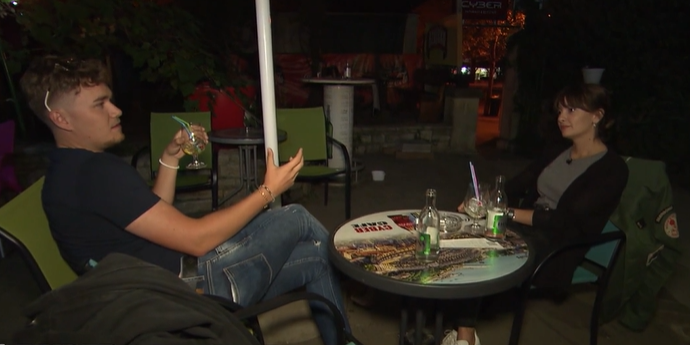 Lucja reicht es und verlässt das Lokal.