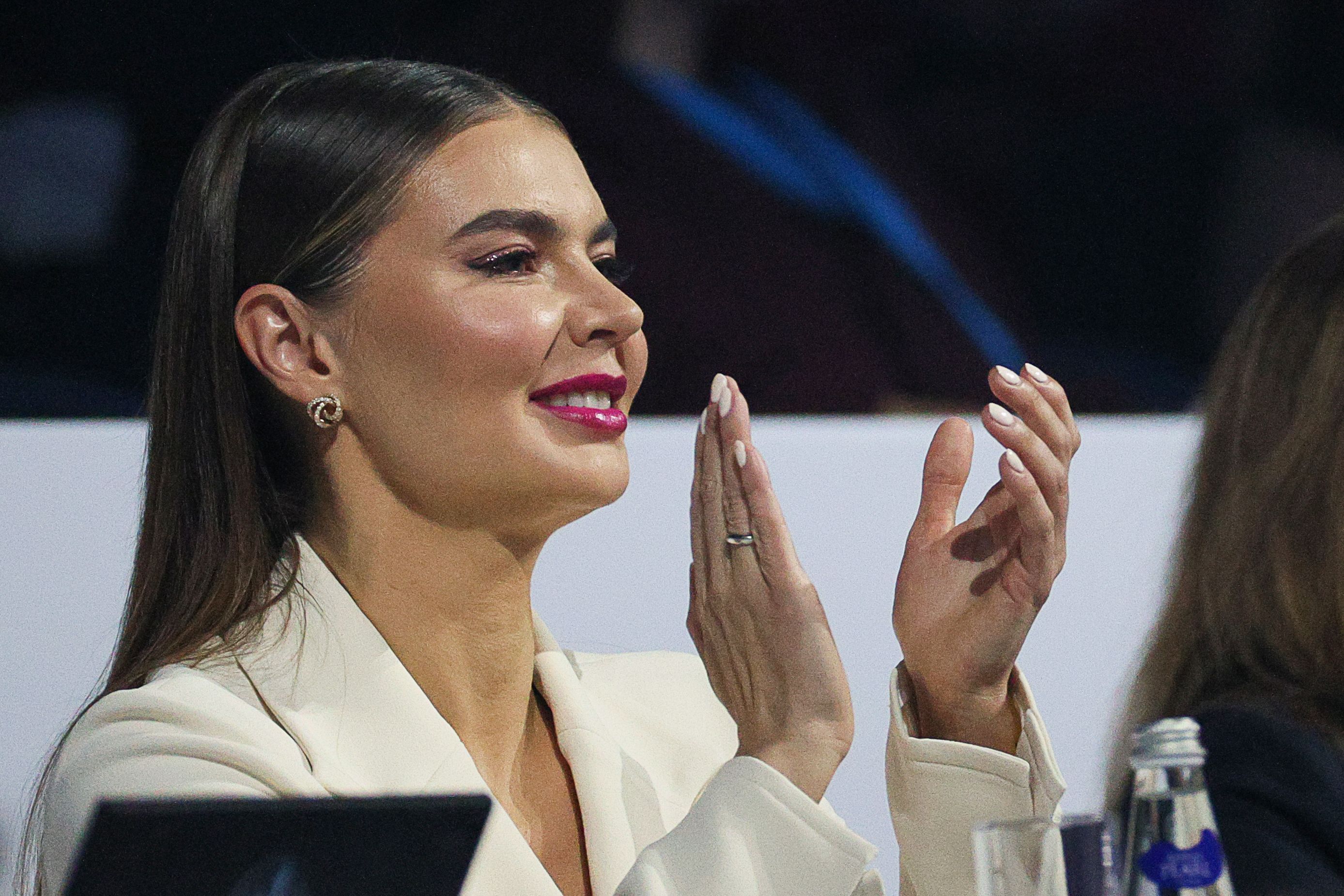 Download von www.picturedesk.com am 22.04.2022 (10:27).  MOSCOW, RUSSIA - DECEMBER 16, 2021: Retired Russian rhythmic gymnast Alina Kabaeva, chairperson of the Board of Directors at the National Media Group Holding, head of the Board of Directors at Sport Express, attends the Divine Grace International Experimental Rhythmic Gymnastics Tournament at VTB Arena. Gavriil Grigorov/TASS - 20211216_PD2460 - Rechteinfo: Rights Managed (RM)