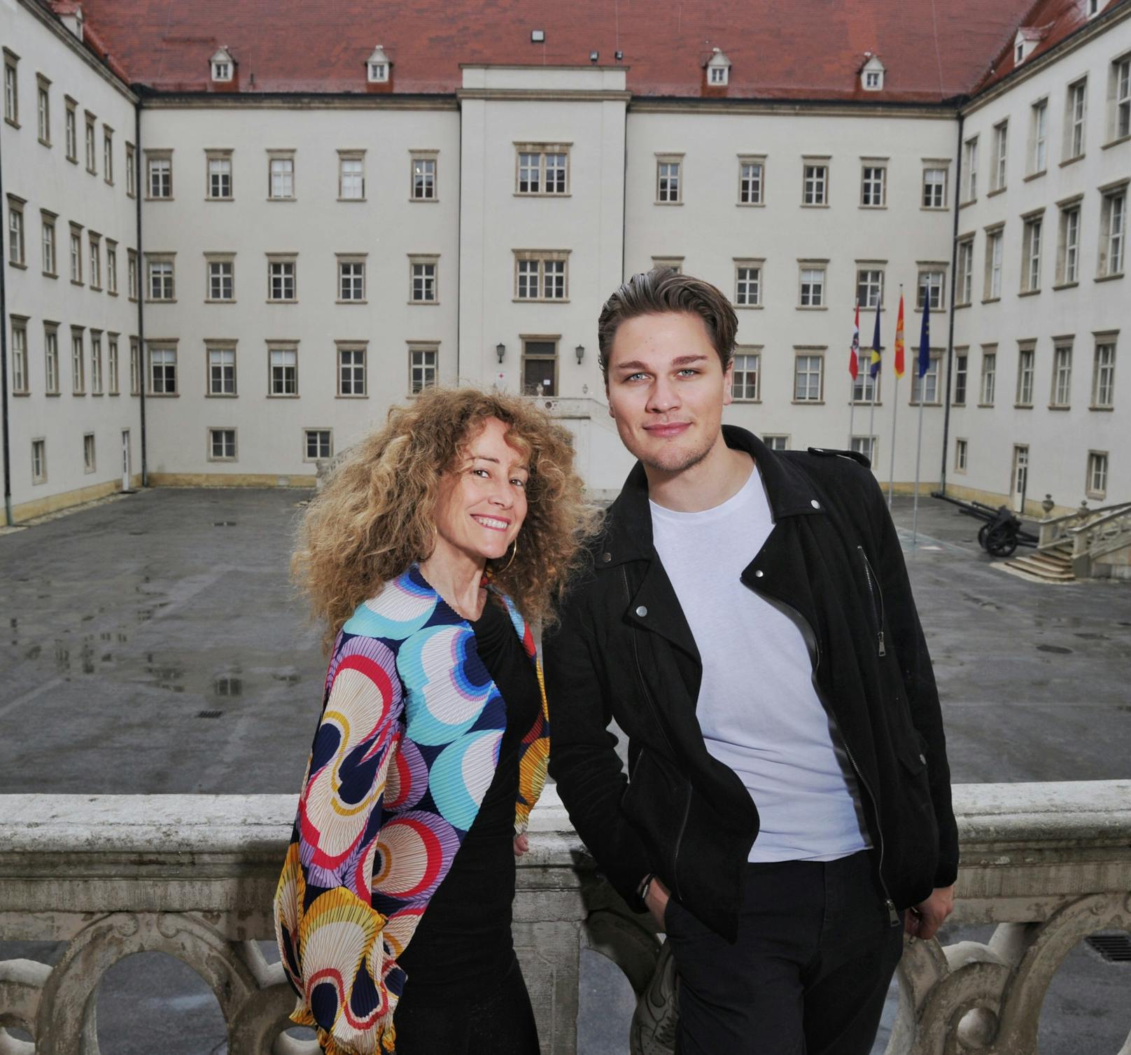 In Wiener Neustadt findet die Aquaphonix Show mit unter anderem Sandra Pires und Benny König statt.