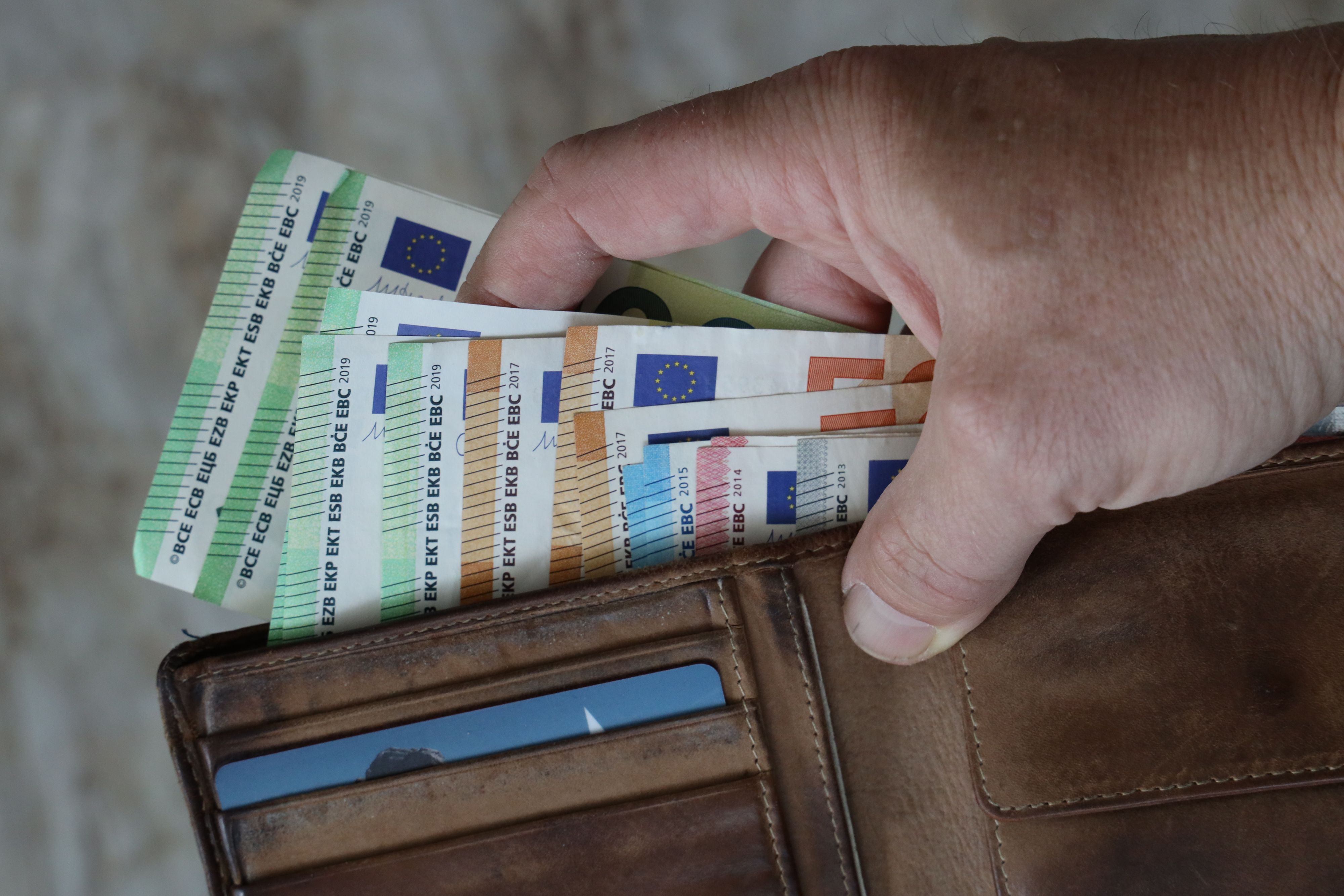 Wer unter den Corona-Maßnahmen gelitten hat, soll Geld bekommen, fordert die FPÖ.