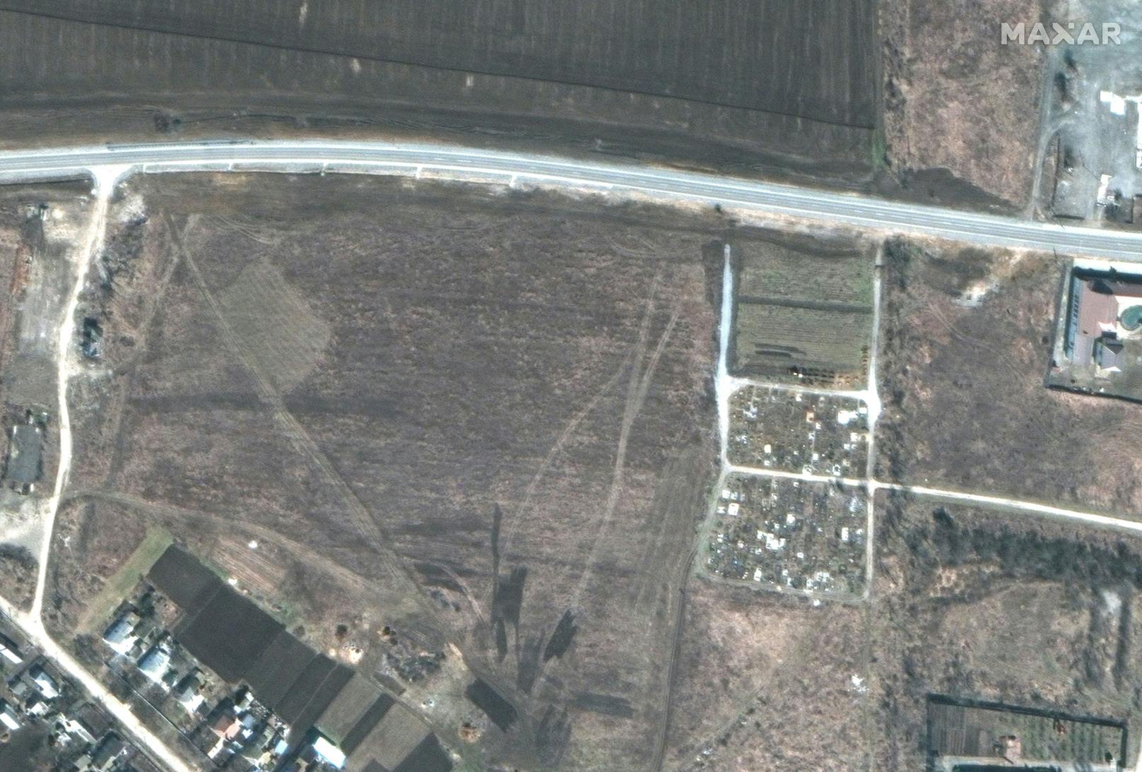 <strong>19. März 2022:</strong> Oberhalb des Friedhofs (rechts) in Manhusch nahe Mariupol tauchen plötzlich neue Gräber auf.