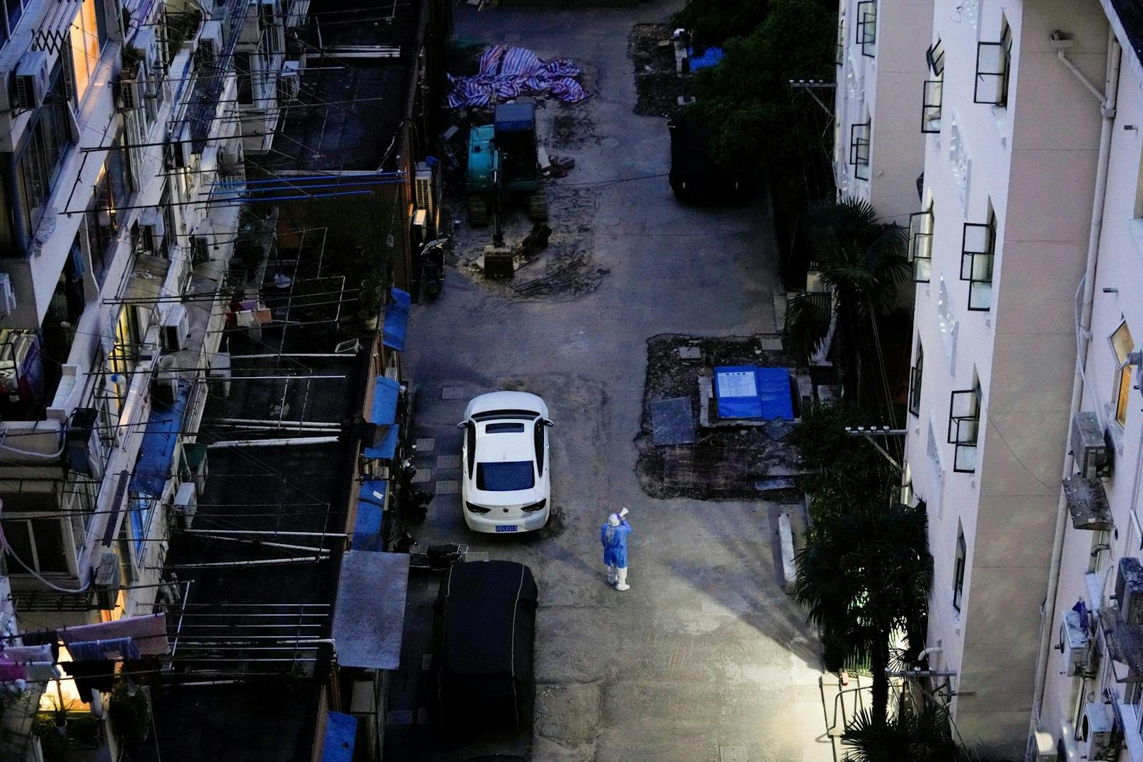 Im Lockdown in Shanghai müssen Millionen Menschen in ihren Wohnungen bleiben. Nachrichten bekommen sie per Megafon.