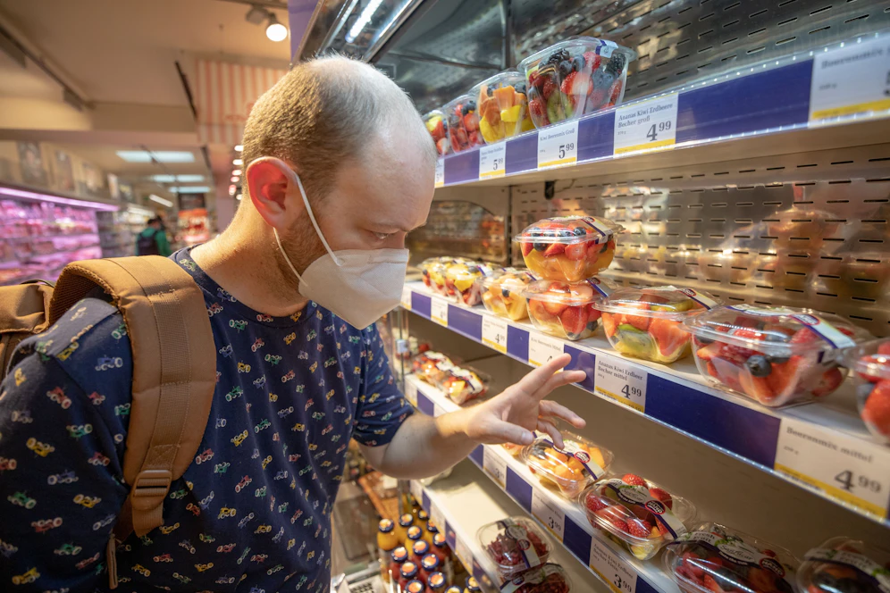 Der lebensnotwendige Handel wehrt sich gegen die Maskenpflicht – vor allem Mitarbeiter sollen sie ablegen dürfen.